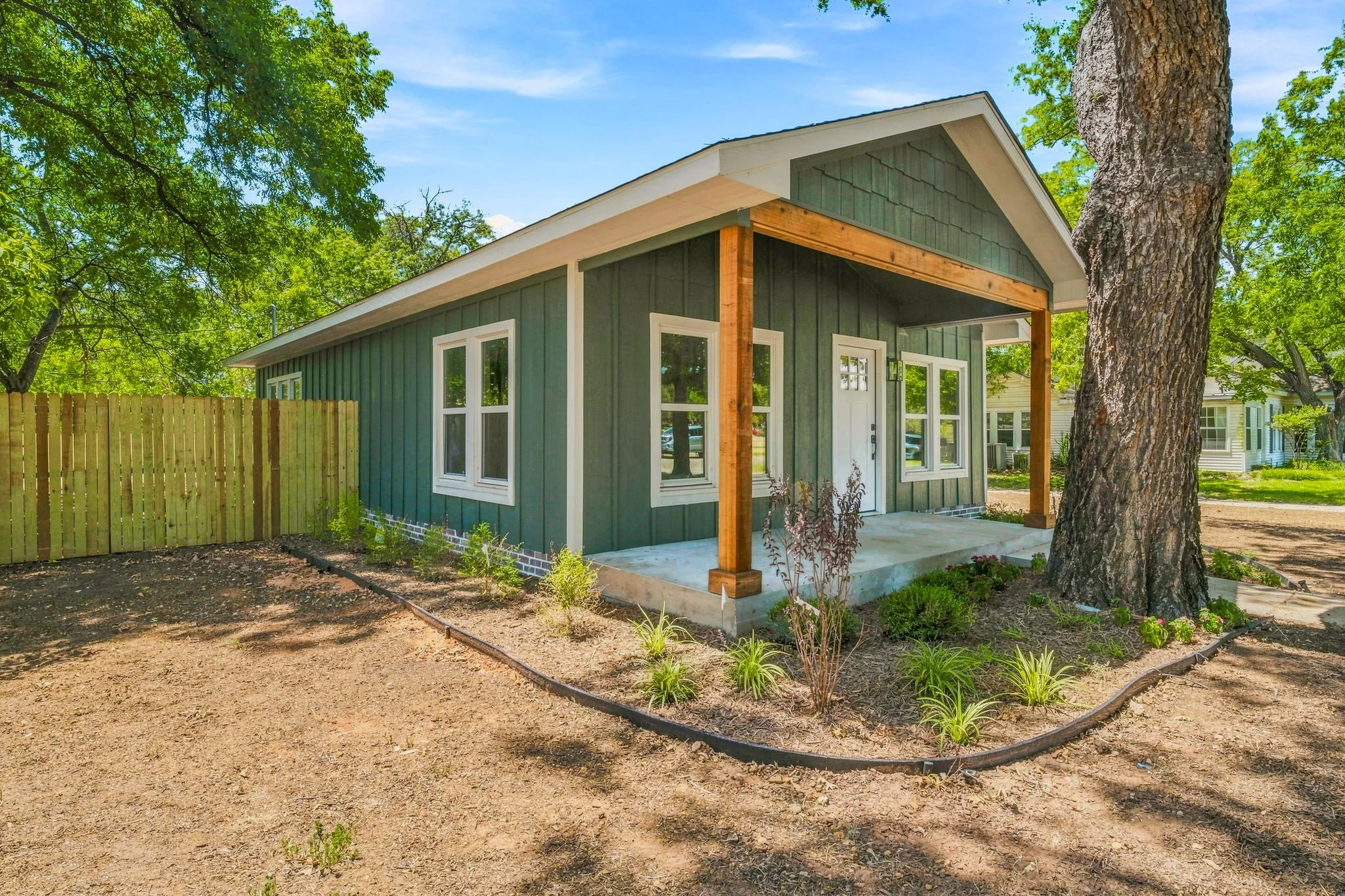 Single Family Residence For Sale in Young County , 910 3rd Street, Graham, Texas 76450, 2 Bedroom, 1 Bathroom, 1 Garage spaces, 1,104 Sqft, built in 1960, mls#21367400, Real Estate Agent in Graham, Homes For Sale in Young county, Homes For Sale in Graham, Realtor in Graham Texas, Real Estate Brokerage Independent Realty Texas, Luminita Cordes Realtor