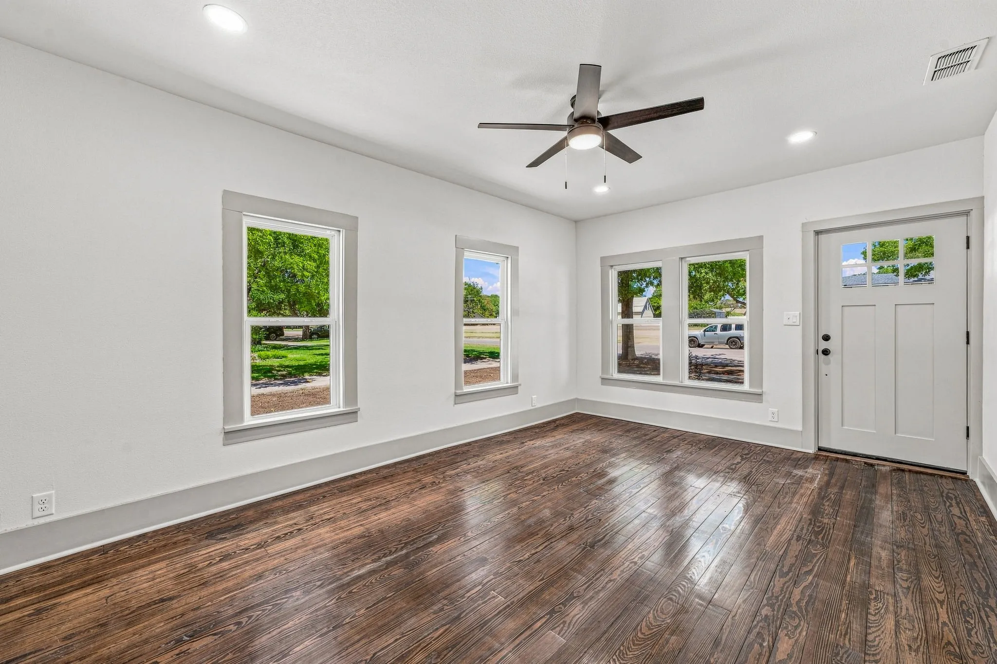 Single Family Residence For Sale in Young County , 910 3rd Street, Graham, Texas 76450, 2 Bedroom, 1 Bathroom, 1 Garage spaces, 1,104 Sqft, built in 1960, mls#21367400, Real Estate Agent in Graham, Homes For Sale in Young county, Homes For Sale in Graham, Realtor in Graham Texas, Real Estate Brokerage Independent Realty Texas, Luminita Cordes Realtor