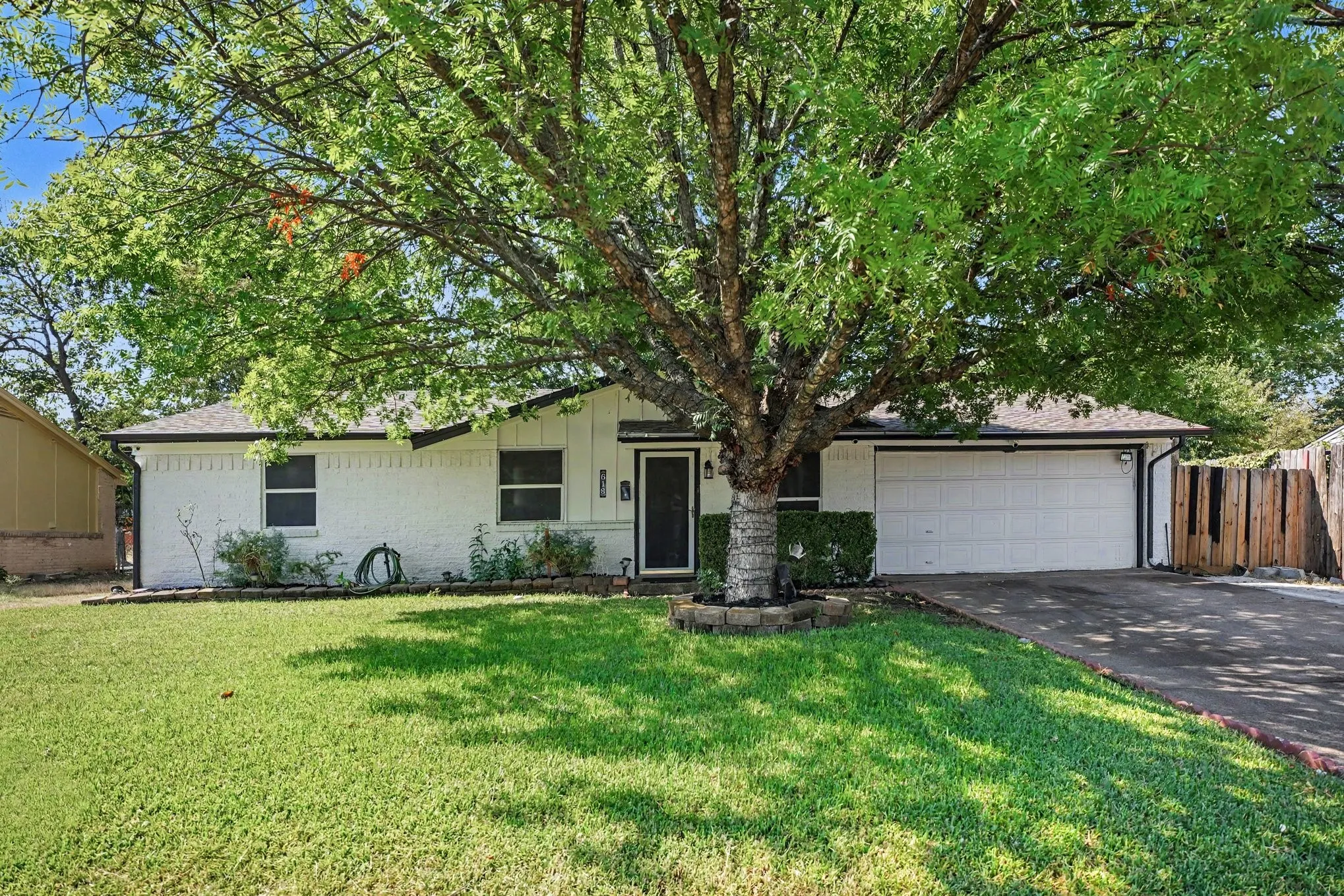 Single Family Residence For Sale in Dallas County , 618 Thrush Avenue, Duncanville, Texas 75116, 3 Bedroom, 2 Bathroom, 2 Garage spaces, 1,083 Sqft, built in 1963, mls#21367436, Real Estate Agent in Duncanville, Homes For Sale in Dallas county, Homes For Sale in Duncanville, Realtor in Duncanville Texas, Real Estate Brokerage Independent Realty Texas, Luminita Cordes Realtor