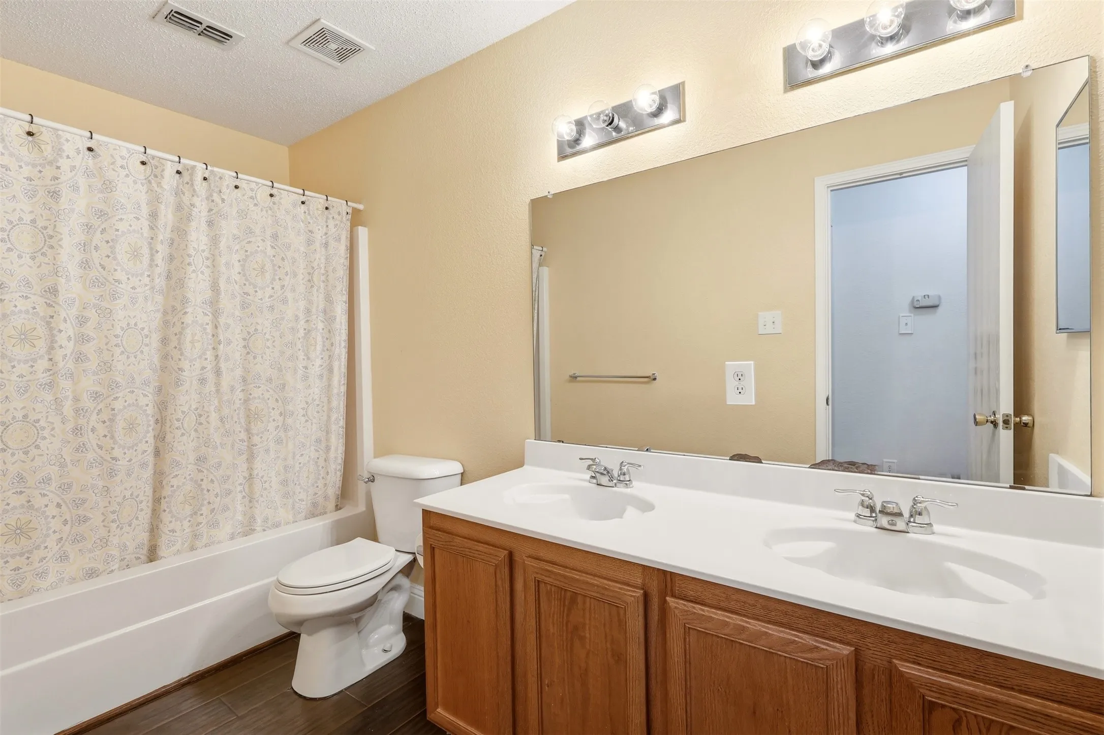 Single Family Residence For Sale in Collin County , 1005 Ann Drive, Wylie, Texas 75098, 5 Bedroom, 3 Bathroom, 2 Garage spaces, 3,443 Sqft, built in 2003, mls#21355896, Real Estate Agent in Wylie, Homes For Sale in Collin county, Homes For Sale in Wylie, Realtor in Wylie Texas, Real Estate Brokerage Independent Realty Texas, Luminita Cordes Realtor