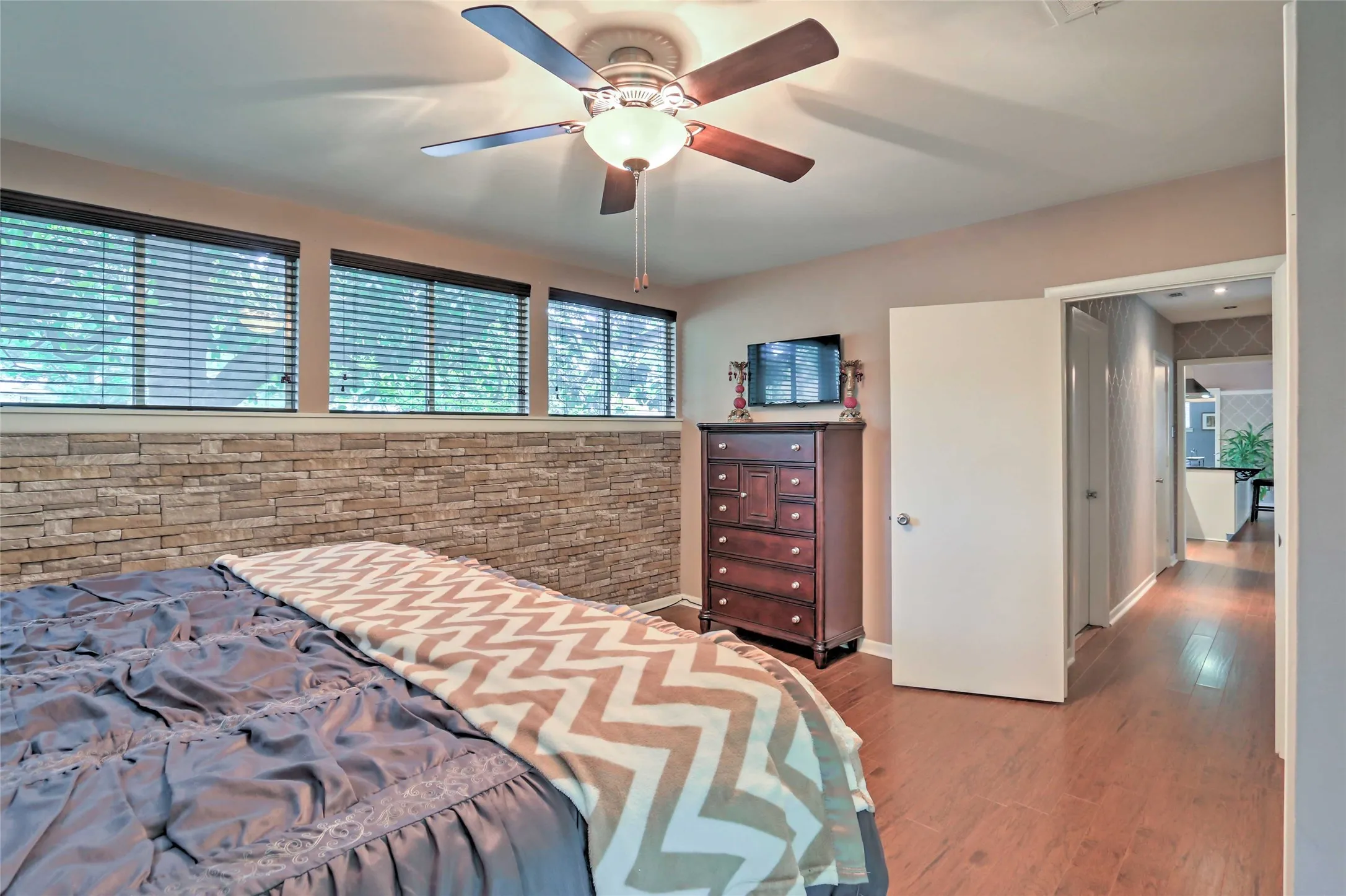 Single Family Residence For Sale in Wood County , 306 E PINE, Winnsboro, Texas 75494, 3 Bedroom, 2 Bathroom, Garage spaces, 1,519 Sqft, built in 1961, mls#21367444, Real Estate Agent in Winnsboro, Homes For Sale in Wood county, Homes For Sale in Winnsboro, Realtor in Winnsboro Texas, Real Estate Brokerage Independent Realty Texas, Luminita Cordes Realtor