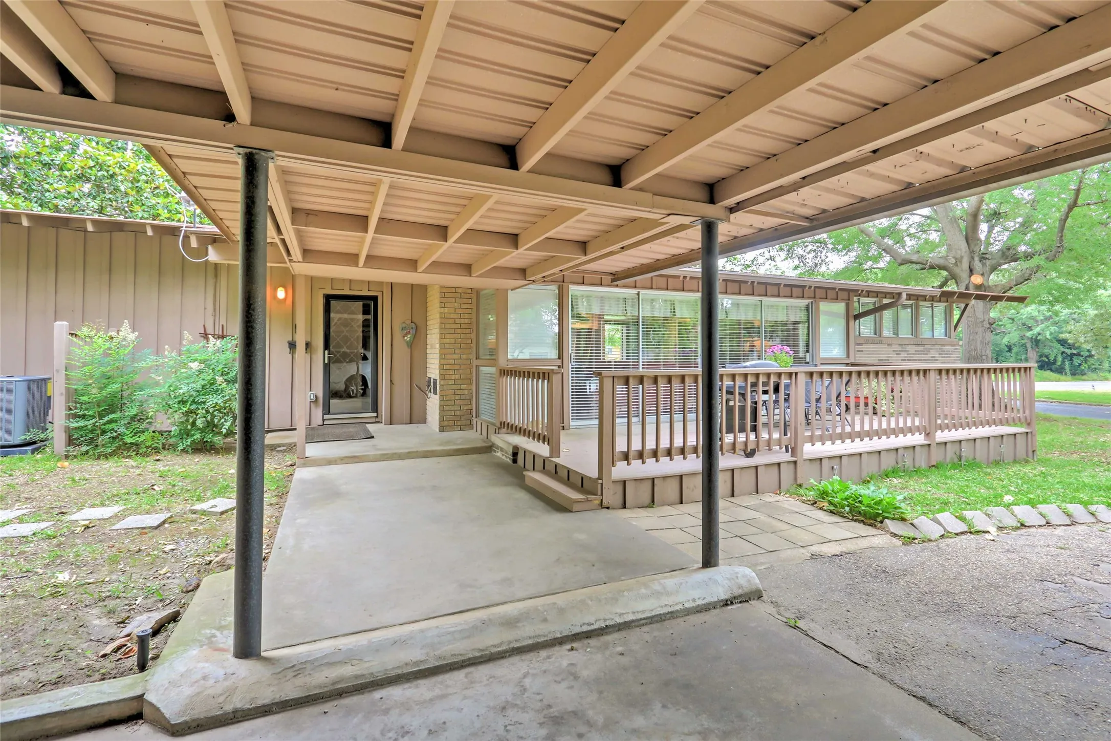 Single Family Residence For Sale in Wood County , 306 E PINE, Winnsboro, Texas 75494, 3 Bedroom, 2 Bathroom, Garage spaces, 1,519 Sqft, built in 1961, mls#21367444, Real Estate Agent in Winnsboro, Homes For Sale in Wood county, Homes For Sale in Winnsboro, Realtor in Winnsboro Texas, Real Estate Brokerage Independent Realty Texas, Luminita Cordes Realtor