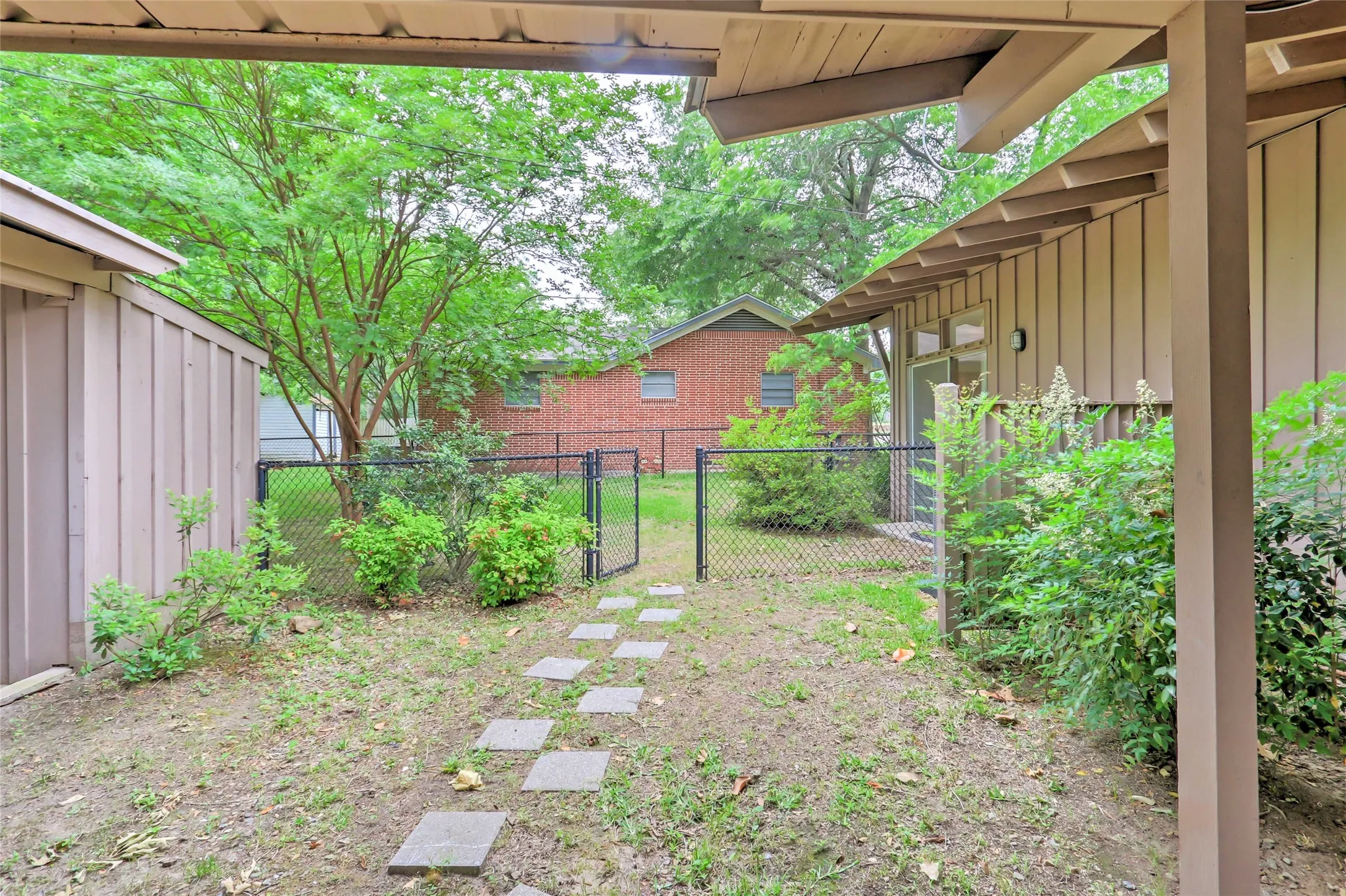 Single Family Residence For Sale in Wood County , 306 E PINE, Winnsboro, Texas 75494, 3 Bedroom, 2 Bathroom, Garage spaces, 1,519 Sqft, built in 1961, mls#21367444, Real Estate Agent in Winnsboro, Homes For Sale in Wood county, Homes For Sale in Winnsboro, Realtor in Winnsboro Texas, Real Estate Brokerage Independent Realty Texas, Luminita Cordes Realtor