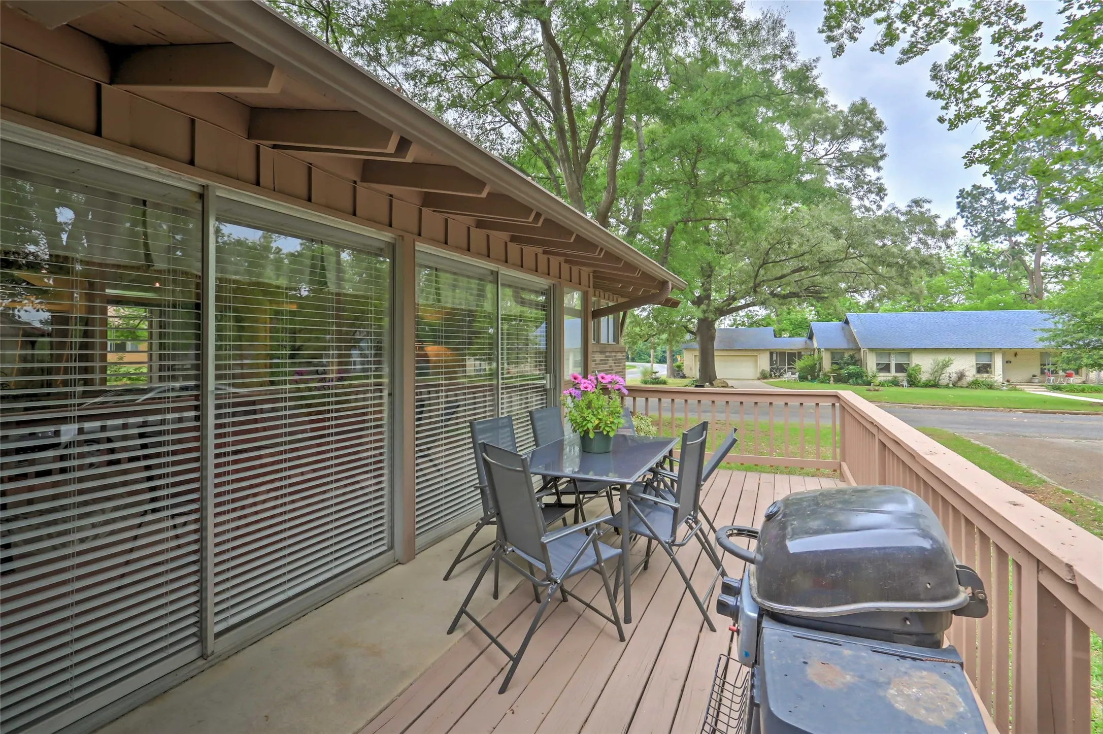 Single Family Residence For Sale in Wood County , 306 E PINE, Winnsboro, Texas 75494, 3 Bedroom, 2 Bathroom, Garage spaces, 1,519 Sqft, built in 1961, mls#21367444, Real Estate Agent in Winnsboro, Homes For Sale in Wood county, Homes For Sale in Winnsboro, Realtor in Winnsboro Texas, Real Estate Brokerage Independent Realty Texas, Luminita Cordes Realtor