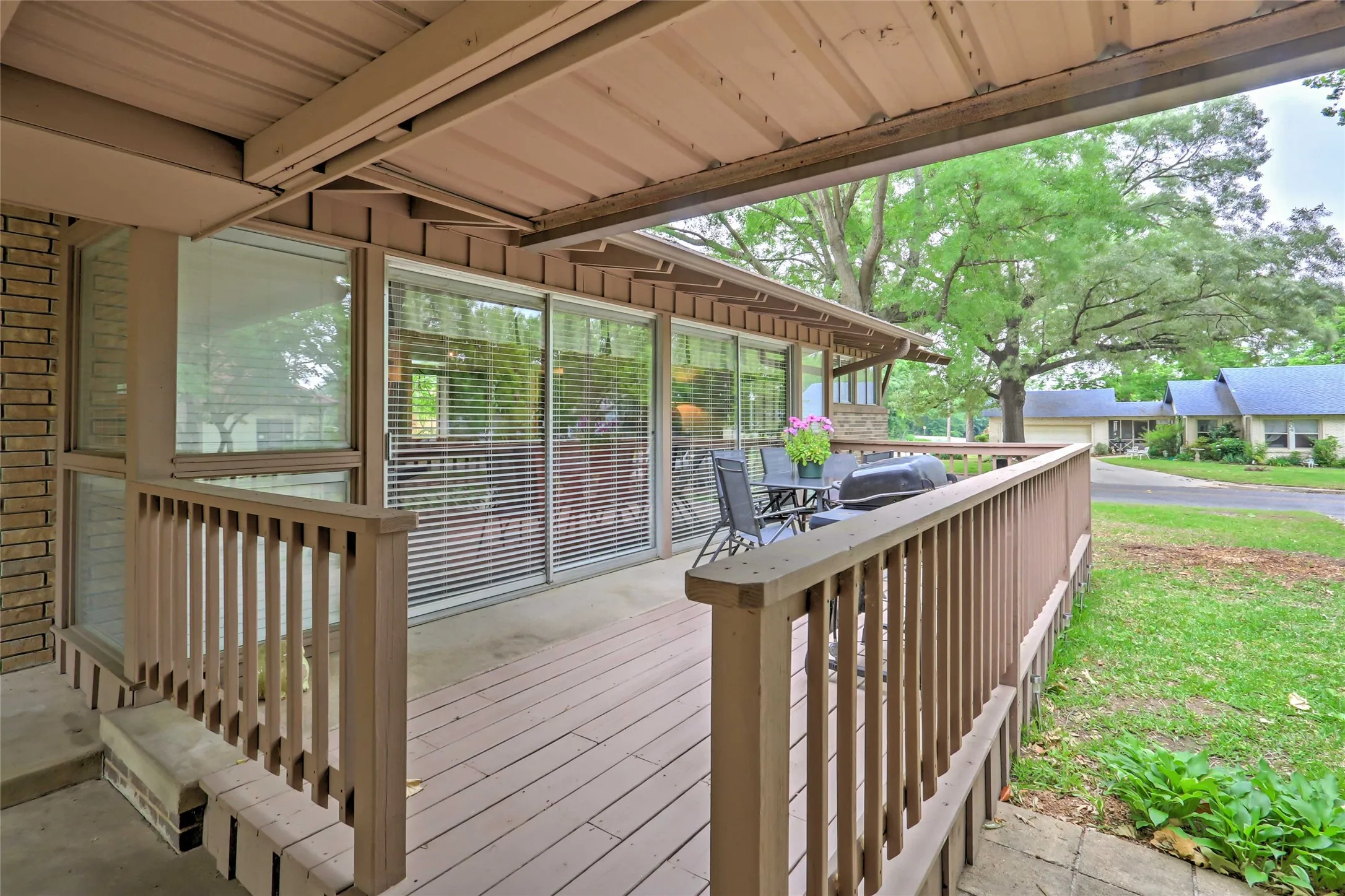Single Family Residence For Sale in Wood County , 306 E PINE, Winnsboro, Texas 75494, 3 Bedroom, 2 Bathroom, Garage spaces, 1,519 Sqft, built in 1961, mls#21367444, Real Estate Agent in Winnsboro, Homes For Sale in Wood county, Homes For Sale in Winnsboro, Realtor in Winnsboro Texas, Real Estate Brokerage Independent Realty Texas, Luminita Cordes Realtor