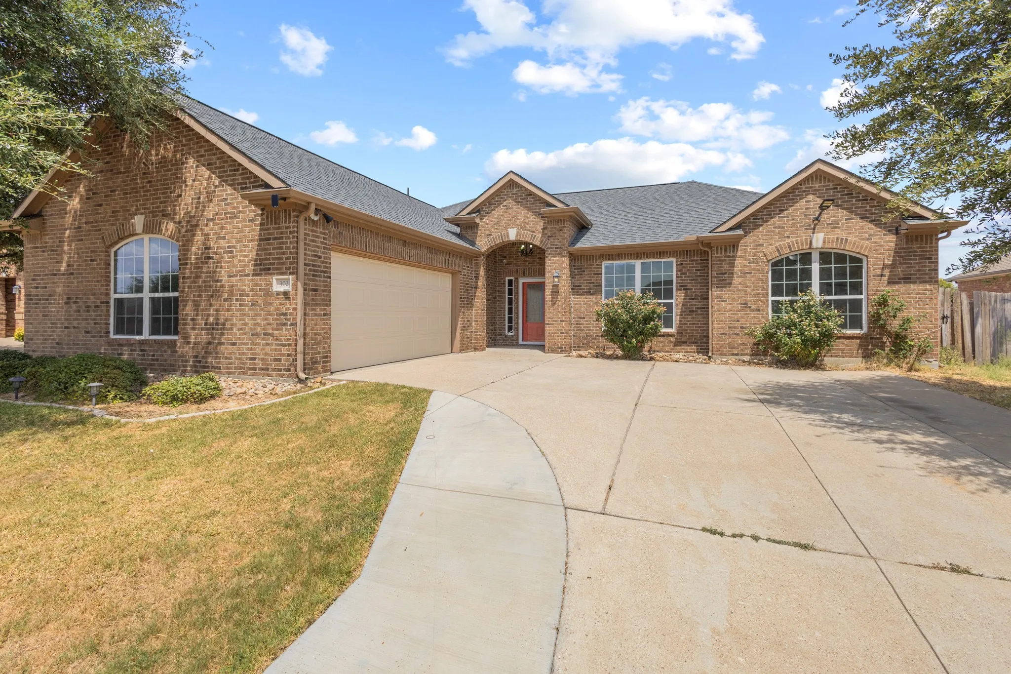 Single Family Residence For Sale in Ellis County , 302 Kaylee Way, Red Oak, Texas 75154, 3 Bedroom, 2 Bathroom, 2 Garage spaces, 2,298 Sqft, built in 2014, mls#21367459, Real Estate Agent in Red Oak, Homes For Sale in Ellis county, Homes For Sale in Red Oak, Realtor in Red Oak Texas, Real Estate Brokerage Independent Realty Texas, Luminita Cordes Realtor