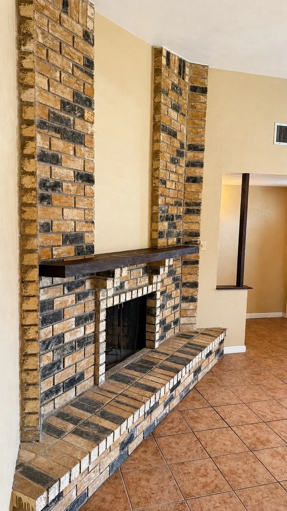 Single Family Residence For Sale in Tarrant County , 3832 Mulberry Lane, Bedford, Texas 76021, 3 Bedroom, 2 Bathroom, 2 Garage spaces, 1,467 Sqft, built in 1980, mls#21367463, Real Estate Agent in Bedford, Homes For Sale in Tarrant county, Homes For Sale in Bedford, Realtor in Bedford Texas, Real Estate Brokerage Independent Realty Texas, Luminita Cordes Realtor