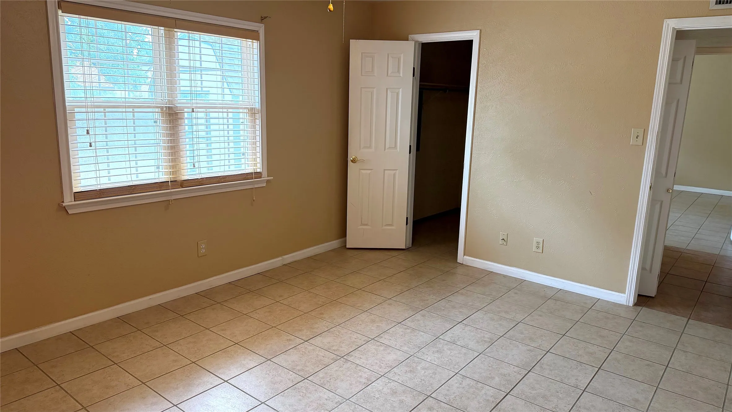 Single Family Residence For Sale in Tarrant County , 3832 Mulberry Lane, Bedford, Texas 76021, 3 Bedroom, 2 Bathroom, 2 Garage spaces, 1,467 Sqft, built in 1980, mls#21367463, Real Estate Agent in Bedford, Homes For Sale in Tarrant county, Homes For Sale in Bedford, Realtor in Bedford Texas, Real Estate Brokerage Independent Realty Texas, Luminita Cordes Realtor