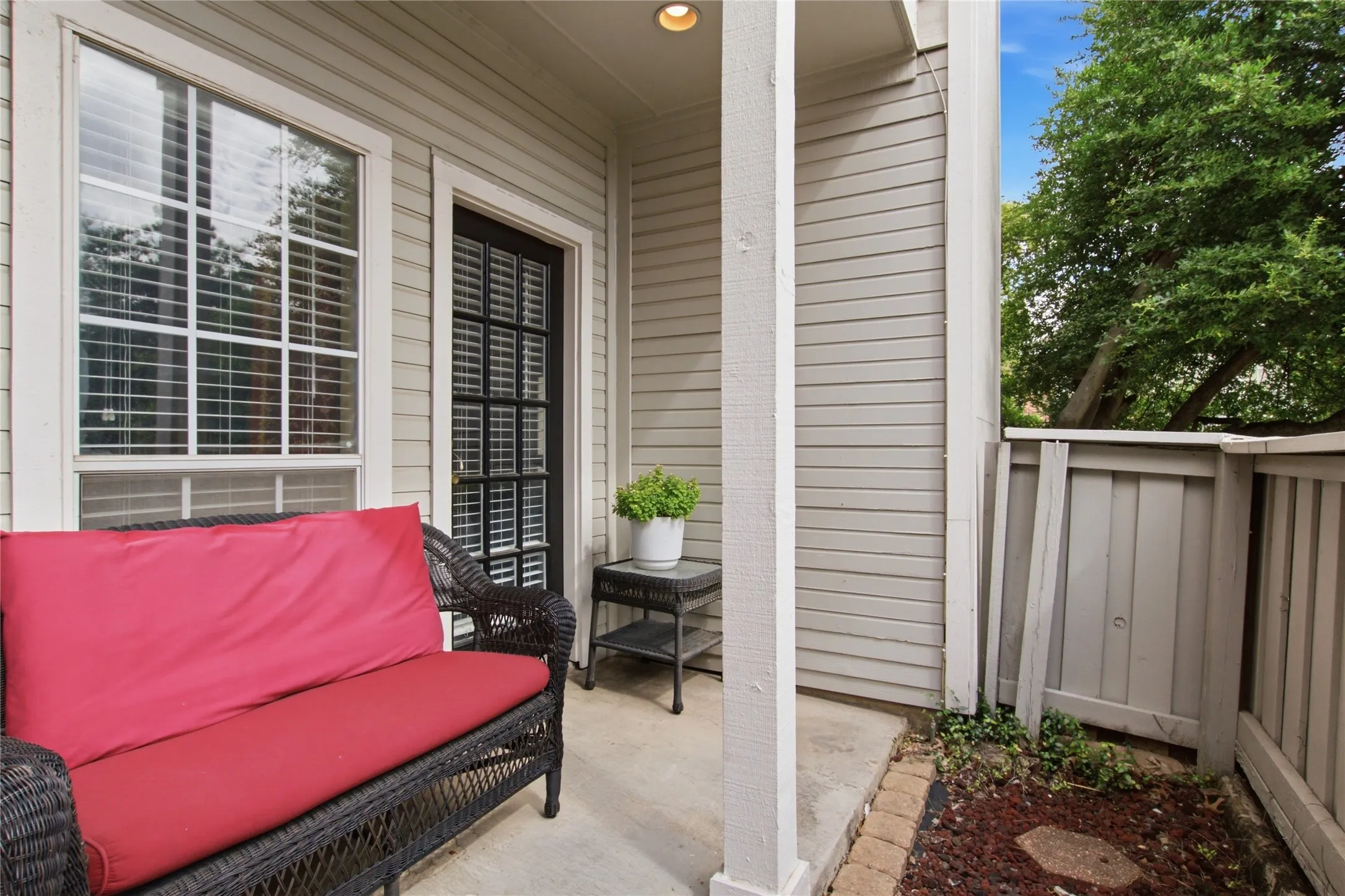 Single Family Residence For Sale in Dallas County , 14400 Montfort Drive 202, Dallas, Texas 75254, 2 Bedroom, 3 Bathroom, 1 Garage spaces, 1,179 Sqft, built in 1983, mls#21356433, Real Estate Agent in Dallas, Homes For Sale in Dallas county, Homes For Sale in Dallas, Realtor in Dallas Texas, Real Estate Brokerage Independent Realty Texas, Luminita Cordes Realtor