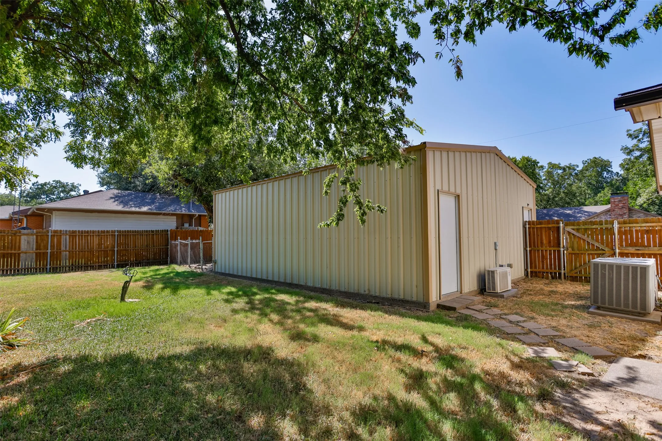 Single Family Residence For Sale in Cooke County , 610 S Lee Street, Valley View, Texas 76272, 3 Bedroom, 2 Bathroom, Garage spaces, 2,656 Sqft, built in 1941, Price $413,000, mls#21362255, Real Estate Agent in Valley View, Homes For Sale in Cooke county, Homes For Sale in Valley View, Realtor in Valley View Texas, Real Estate Brokerage Independent Realty Texas, Luminita Cordes Realtor