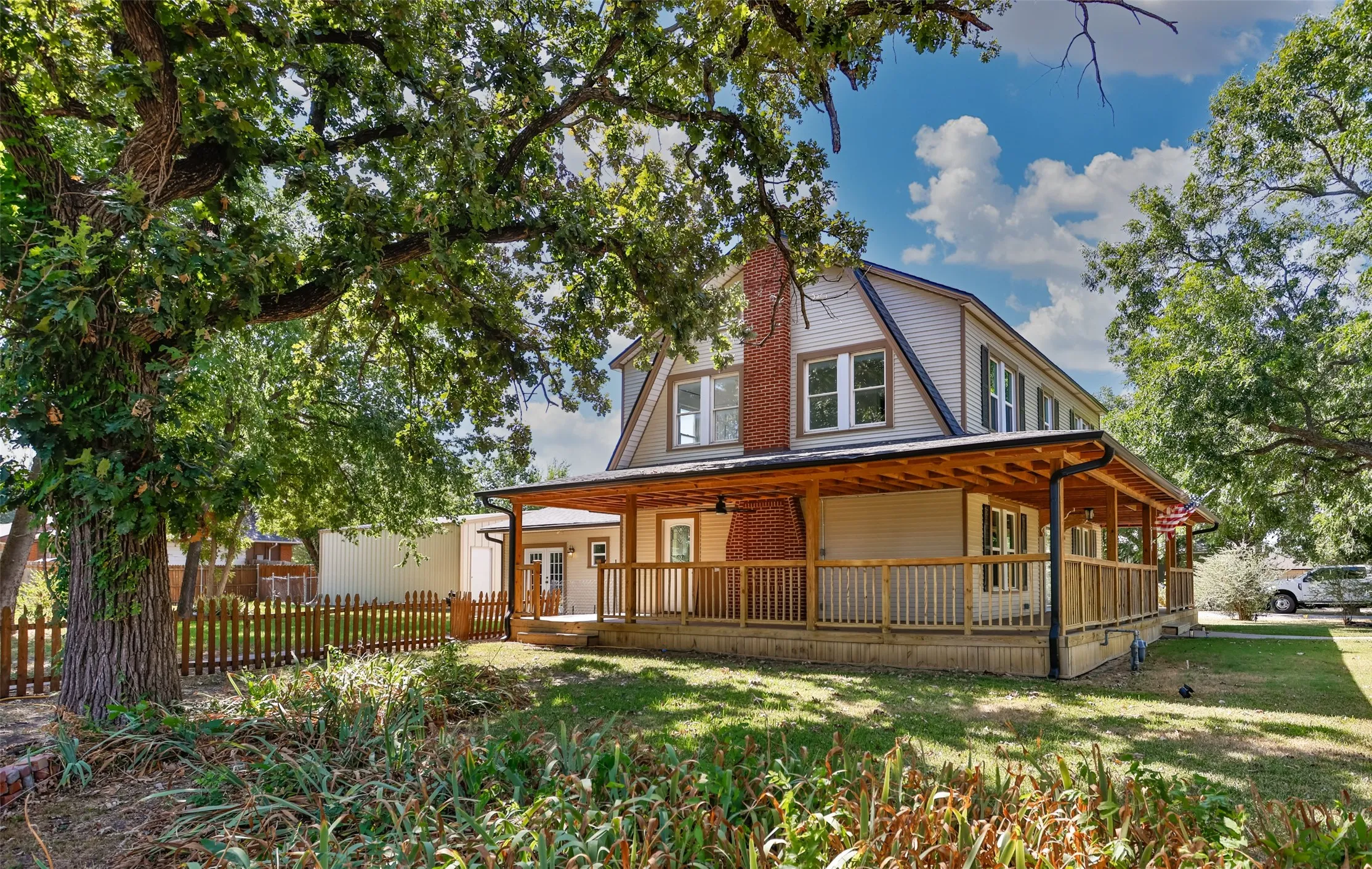 Single Family Residence For Sale in Cooke County , 610 S Lee Street, Valley View, Texas 76272, 3 Bedroom, 2 Bathroom, Garage spaces, 2,656 Sqft, built in 1941, Price $413,000, mls#21362255, Real Estate Agent in Valley View, Homes For Sale in Cooke county, Homes For Sale in Valley View, Realtor in Valley View Texas, Real Estate Brokerage Independent Realty Texas, Luminita Cordes Realtor