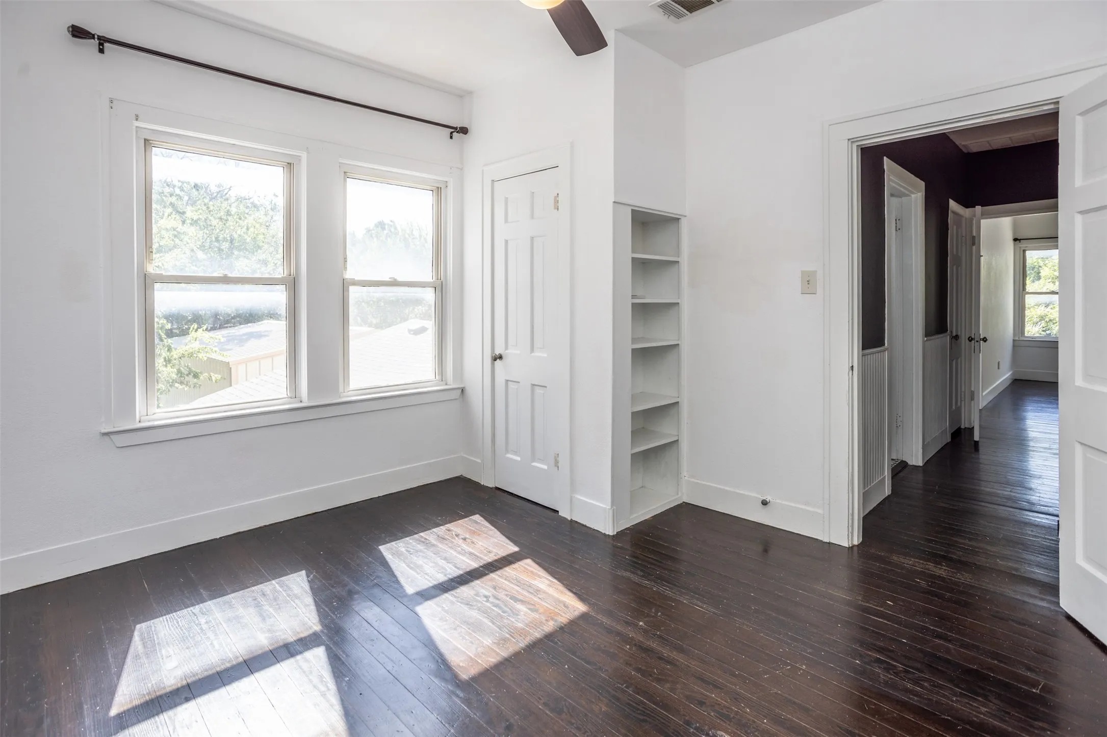 Single Family Residence For Sale in Cooke County , 610 S Lee Street, Valley View, Texas 76272, 3 Bedroom, 2 Bathroom, Garage spaces, 2,656 Sqft, built in 1941, Price $413,000, mls#21362255, Real Estate Agent in Valley View, Homes For Sale in Cooke county, Homes For Sale in Valley View, Realtor in Valley View Texas, Real Estate Brokerage Independent Realty Texas, Luminita Cordes Realtor