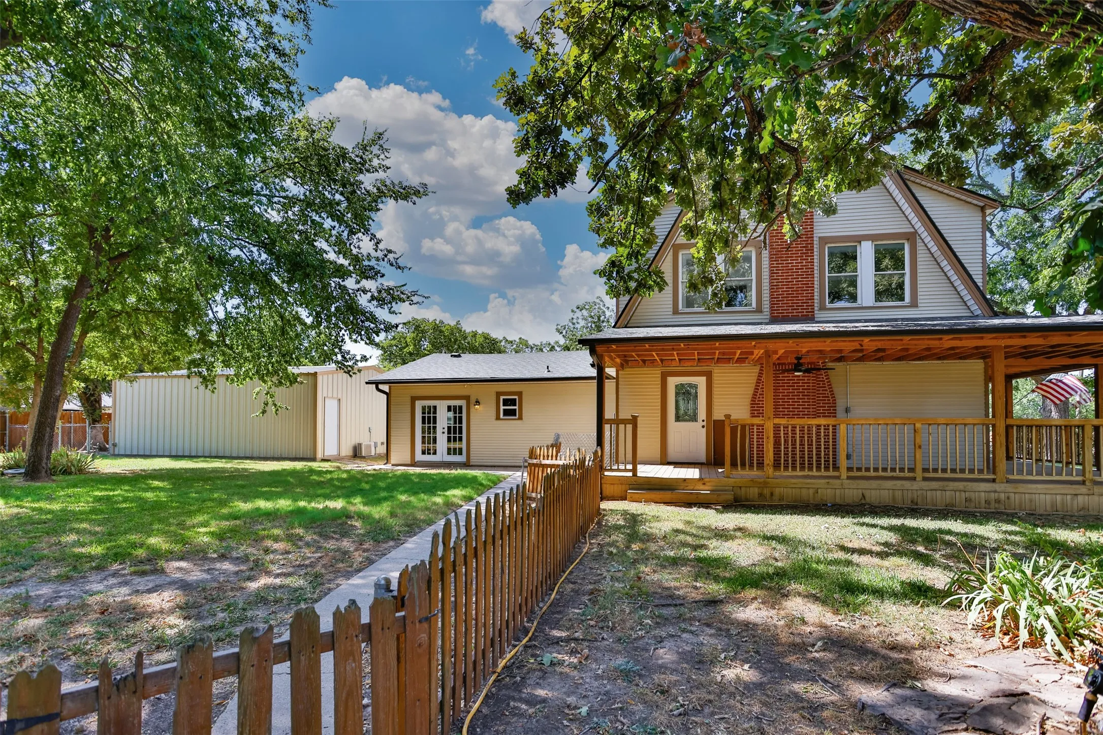 Single Family Residence For Sale in Cooke County , 610 S Lee Street, Valley View, Texas 76272, 3 Bedroom, 2 Bathroom, Garage spaces, 2,656 Sqft, built in 1941, Price $413,000, mls#21362255, Real Estate Agent in Valley View, Homes For Sale in Cooke county, Homes For Sale in Valley View, Realtor in Valley View Texas, Real Estate Brokerage Independent Realty Texas, Luminita Cordes Realtor