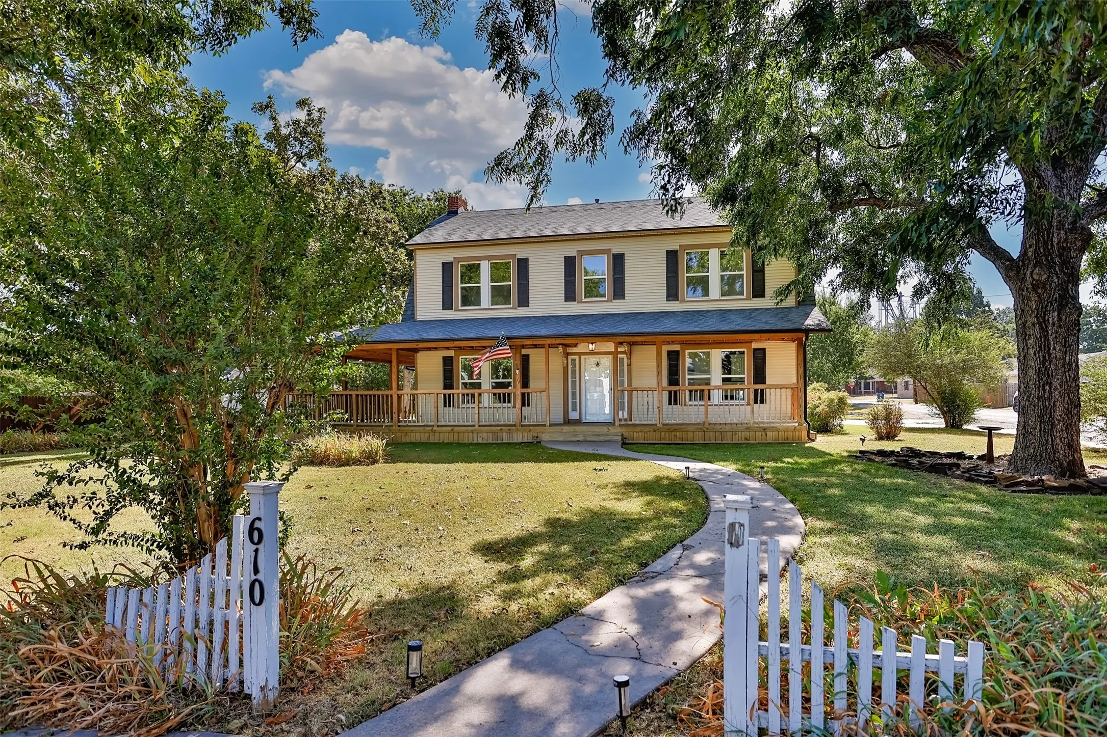 Single Family Residence For Sale in Cooke County , 610 S Lee Street, Valley View, Texas 76272, 3 Bedroom, 2 Bathroom, Garage spaces, 2,656 Sqft, built in 1941, Price $413,000, mls#21362255, Real Estate Agent in Valley View, Homes For Sale in Cooke county, Homes For Sale in Valley View, Realtor in Valley View Texas, Real Estate Brokerage Independent Realty Texas, Luminita Cordes Realtor