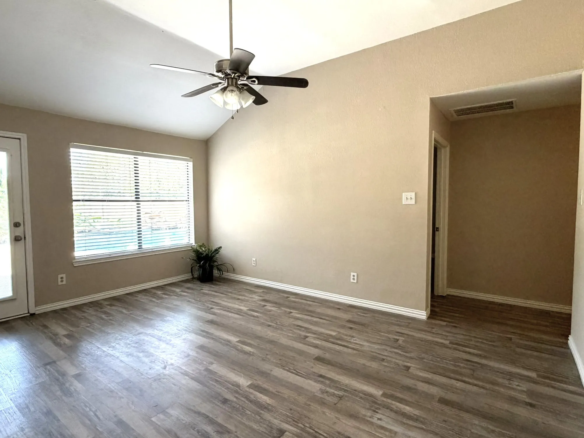 Single Family Residence For Sale in Denton County , 1621 Winter Park Lane, Lewisville, Texas 75077, 3 Bedroom, 2 Bathroom, 2 Garage spaces, 1,797 Sqft, built in 1986, mls#21367439, Real Estate Agent in Lewisville, Homes For Sale in Denton county, Homes For Sale in Lewisville, Realtor in Lewisville Texas, Real Estate Brokerage Independent Realty Texas, Luminita Cordes Realtor