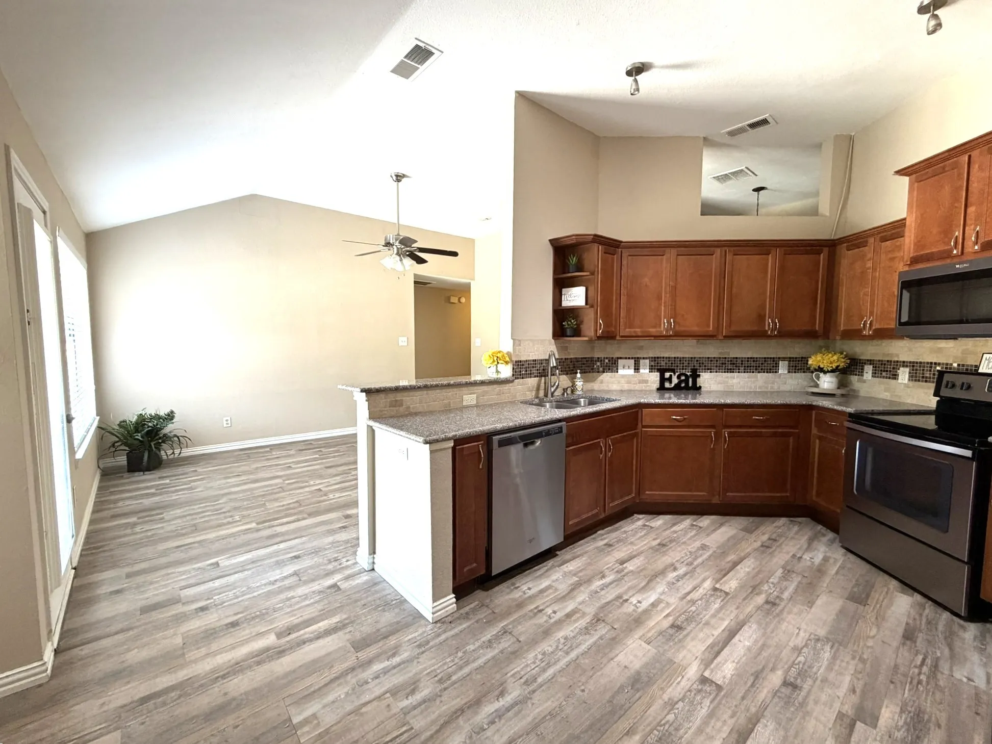 Single Family Residence For Sale in Denton County , 1621 Winter Park Lane, Lewisville, Texas 75077, 3 Bedroom, 2 Bathroom, 2 Garage spaces, 1,797 Sqft, built in 1986, mls#21367439, Real Estate Agent in Lewisville, Homes For Sale in Denton county, Homes For Sale in Lewisville, Realtor in Lewisville Texas, Real Estate Brokerage Independent Realty Texas, Luminita Cordes Realtor