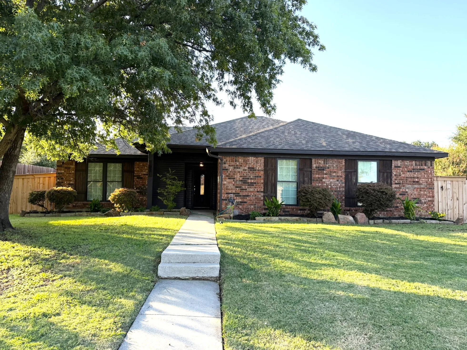 Single Family Residence For Sale in Denton County , 1621 Winter Park Lane, Lewisville, Texas 75077, 3 Bedroom, 2 Bathroom, 2 Garage spaces, 1,797 Sqft, built in 1986, mls#21367439, Real Estate Agent in Lewisville, Homes For Sale in Denton county, Homes For Sale in Lewisville, Realtor in Lewisville Texas, Real Estate Brokerage Independent Realty Texas, Luminita Cordes Realtor
