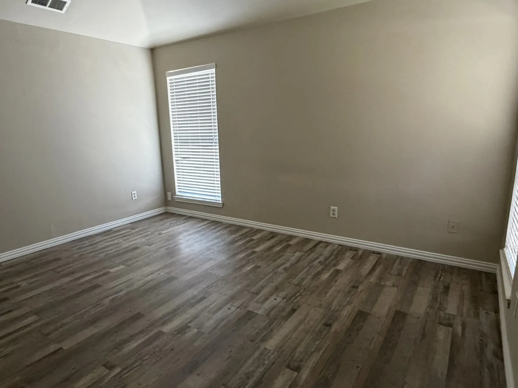 Single Family Residence For Sale in Denton County , 1621 Winter Park Lane, Lewisville, Texas 75077, 3 Bedroom, 2 Bathroom, 2 Garage spaces, 1,797 Sqft, built in 1986, mls#21367439, Real Estate Agent in Lewisville, Homes For Sale in Denton county, Homes For Sale in Lewisville, Realtor in Lewisville Texas, Real Estate Brokerage Independent Realty Texas, Luminita Cordes Realtor