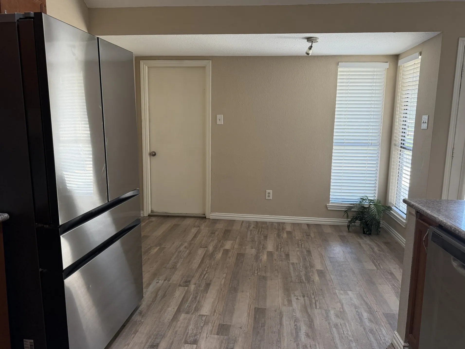Single Family Residence For Sale in Denton County , 1621 Winter Park Lane, Lewisville, Texas 75077, 3 Bedroom, 2 Bathroom, 2 Garage spaces, 1,797 Sqft, built in 1986, mls#21367439, Real Estate Agent in Lewisville, Homes For Sale in Denton county, Homes For Sale in Lewisville, Realtor in Lewisville Texas, Real Estate Brokerage Independent Realty Texas, Luminita Cordes Realtor