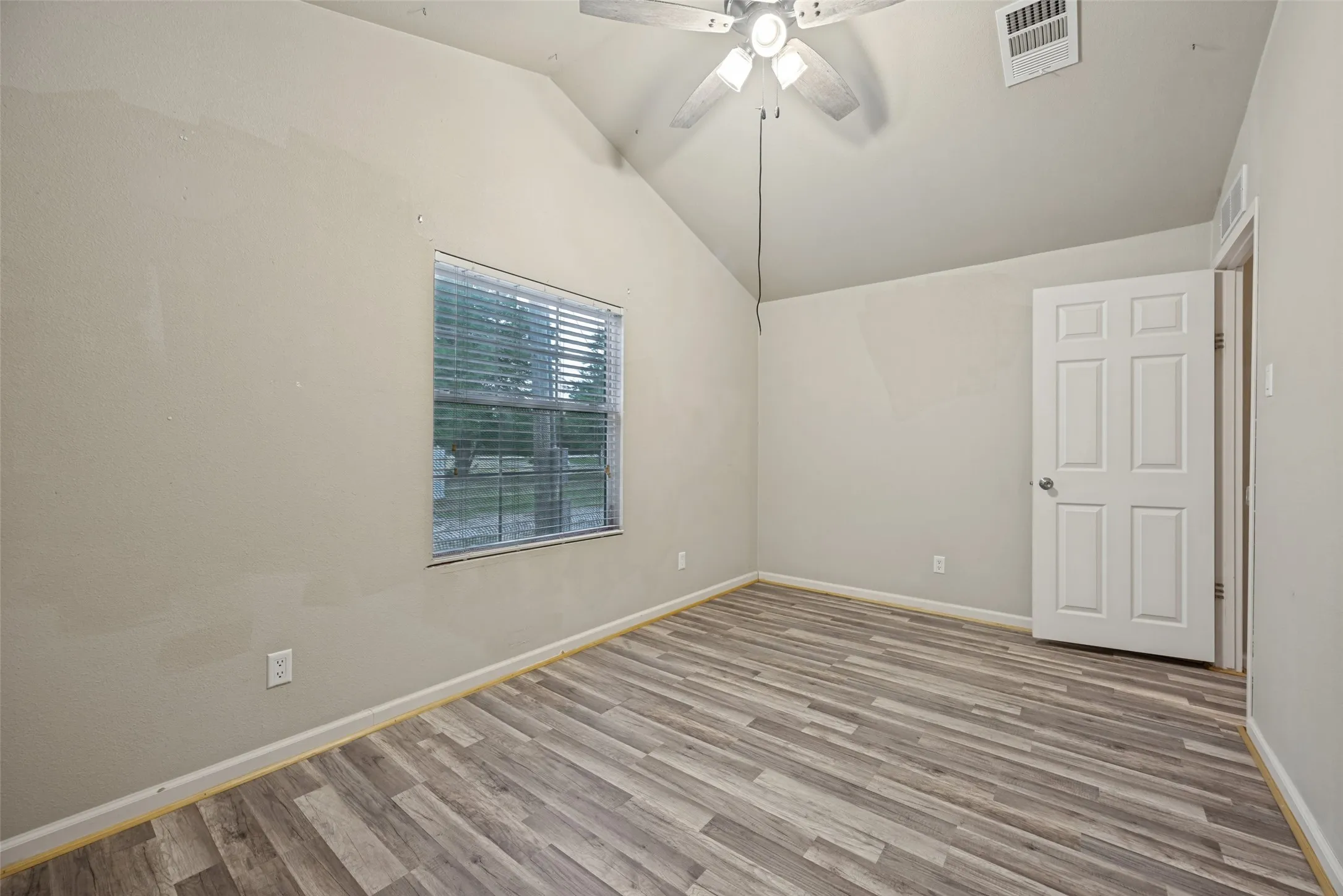 Mobile Home For Sale in Grayson County , 620 Pennell Road, Sherman, Texas 75090, 3 Bedroom, 2 Bathroom, Garage spaces, 1,095 Sqft, built in 2010, mls#21366890, Real Estate Agent in Sherman, Homes For Sale in Grayson county, Homes For Sale in Sherman, Realtor in Sherman Texas, Real Estate Brokerage Independent Realty Texas, Luminita Cordes Realtor