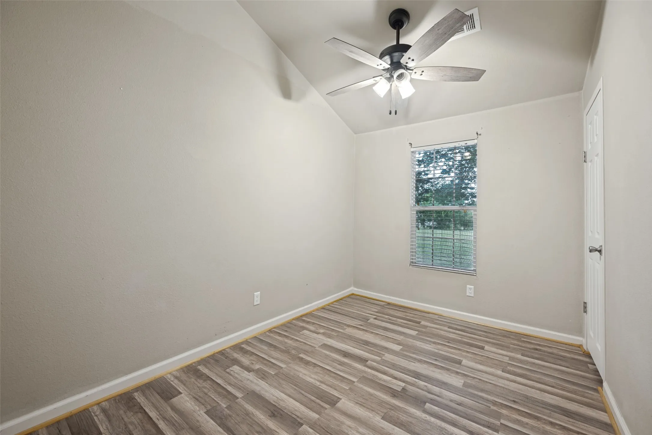 Mobile Home For Sale in Grayson County , 620 Pennell Road, Sherman, Texas 75090, 3 Bedroom, 2 Bathroom, Garage spaces, 1,095 Sqft, built in 2010, mls#21366890, Real Estate Agent in Sherman, Homes For Sale in Grayson county, Homes For Sale in Sherman, Realtor in Sherman Texas, Real Estate Brokerage Independent Realty Texas, Luminita Cordes Realtor