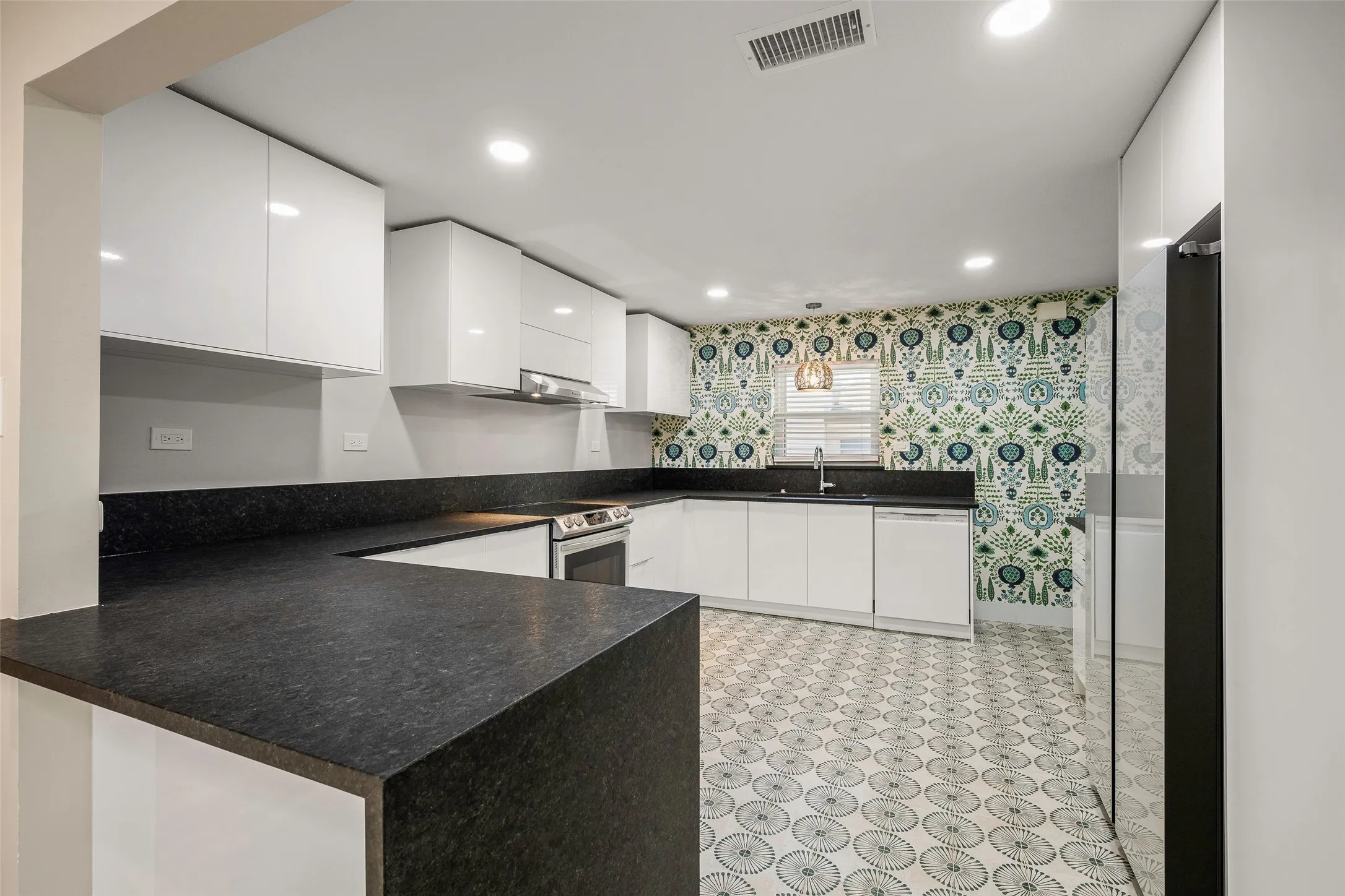 Condominium For Sale in Dallas County , 6226 Bandera Avenue C, Dallas, Texas 75225, 2 Bedroom, 2 Bathroom, Garage spaces, 1,939 Sqft, built in 1958, mls#21367483, Real Estate Agent in Dallas, Homes For Sale in Dallas county, Homes For Sale in Dallas, Realtor in Dallas Texas, Real Estate Brokerage Independent Realty Texas, Luminita Cordes Realtor