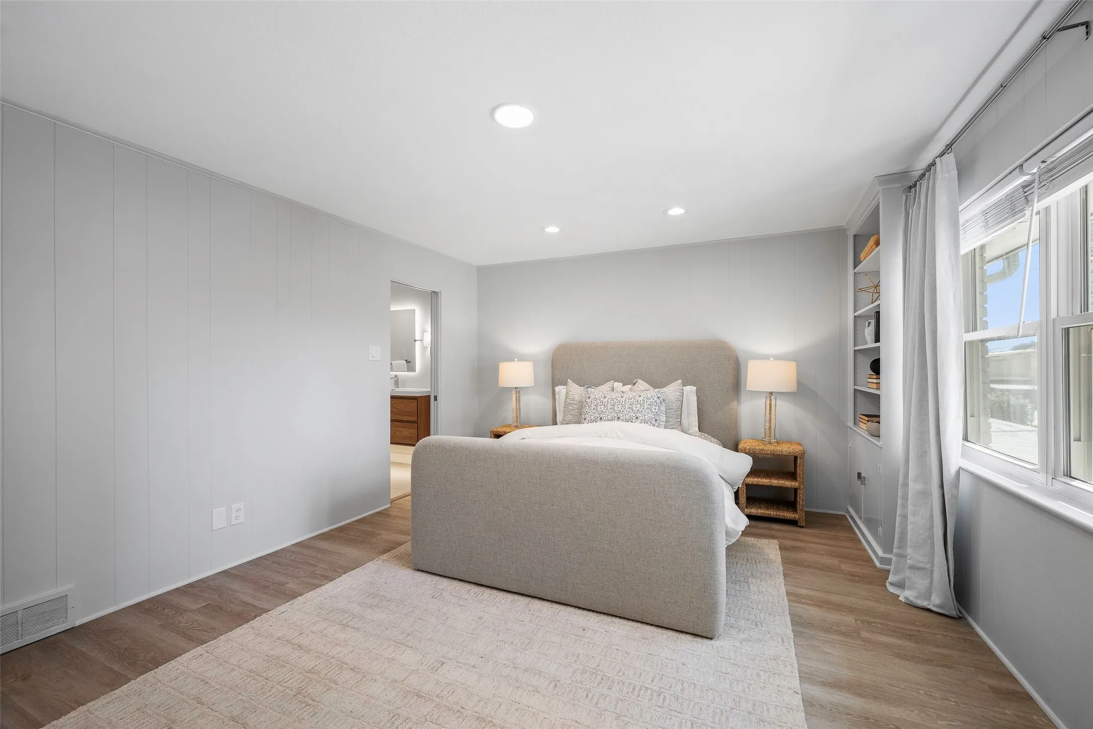 Condominium For Sale in Dallas County , 6226 Bandera Avenue C, Dallas, Texas 75225, 2 Bedroom, 2 Bathroom, Garage spaces, 1,939 Sqft, built in 1958, mls#21367483, Real Estate Agent in Dallas, Homes For Sale in Dallas county, Homes For Sale in Dallas, Realtor in Dallas Texas, Real Estate Brokerage Independent Realty Texas, Luminita Cordes Realtor