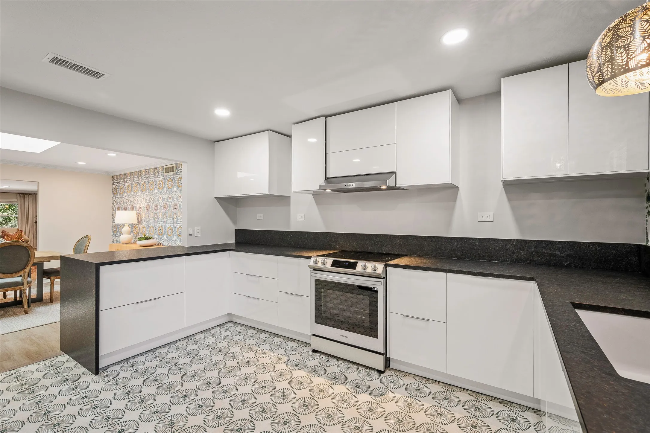 Condominium For Sale in Dallas County , 6226 Bandera Avenue C, Dallas, Texas 75225, 2 Bedroom, 2 Bathroom, Garage spaces, 1,939 Sqft, built in 1958, mls#21367483, Real Estate Agent in Dallas, Homes For Sale in Dallas county, Homes For Sale in Dallas, Realtor in Dallas Texas, Real Estate Brokerage Independent Realty Texas, Luminita Cordes Realtor