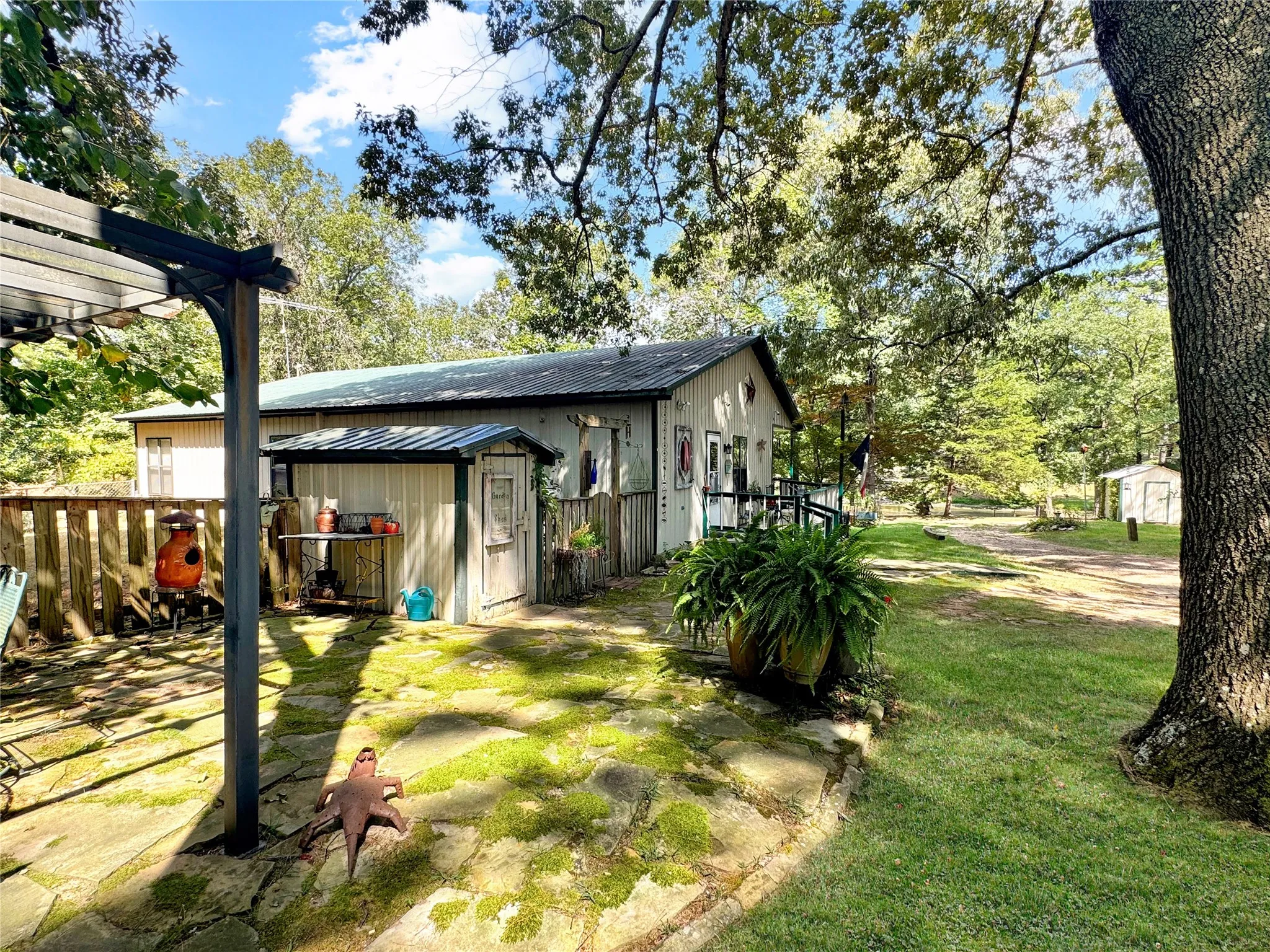 Single Family Residence For Sale in Lamar County , 1308 W FM 906, Powderly, Texas 75473, 3 Bedroom, 2 Bathroom, Garage spaces, 1,456 Sqft, built in 1999, mls#21362848, Real Estate Agent in Powderly, Homes For Sale in Lamar county, Homes For Sale in Powderly, Realtor in Powderly Texas, Real Estate Brokerage Independent Realty Texas, Luminita Cordes Realtor