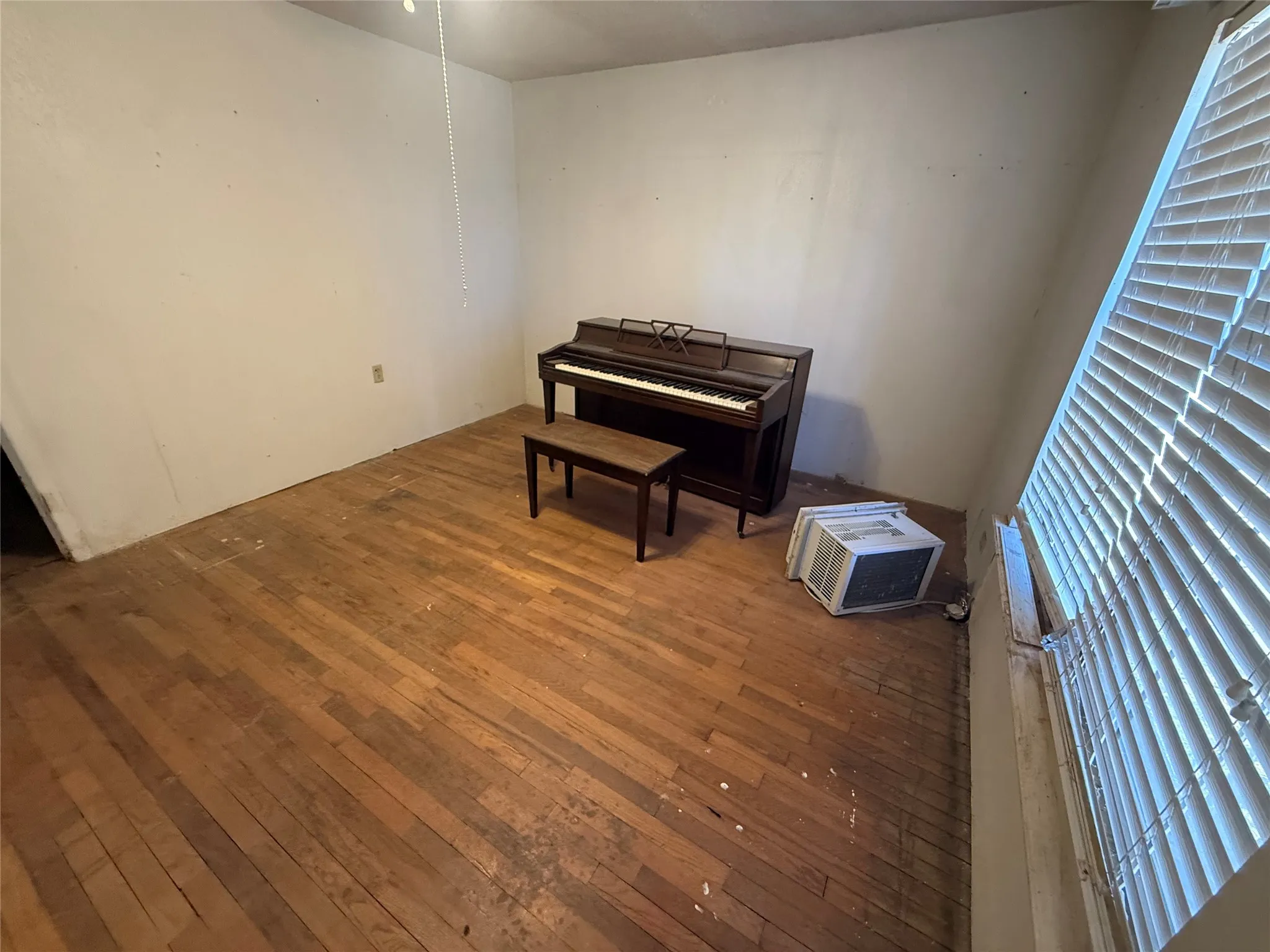Single Family Residence For Sale in Ector County , 9063 W Riggs Drive, Odessa, Texas 79764, 3 Bedroom, 2 Bathroom, 2 Garage spaces, 2,635 Sqft, built in 1950, mls#21367447, Real Estate Agent in Odessa, Homes For Sale in Ector county, Homes For Sale in Odessa, Realtor in Odessa Texas, Real Estate Brokerage Independent Realty Texas, Luminita Cordes Realtor