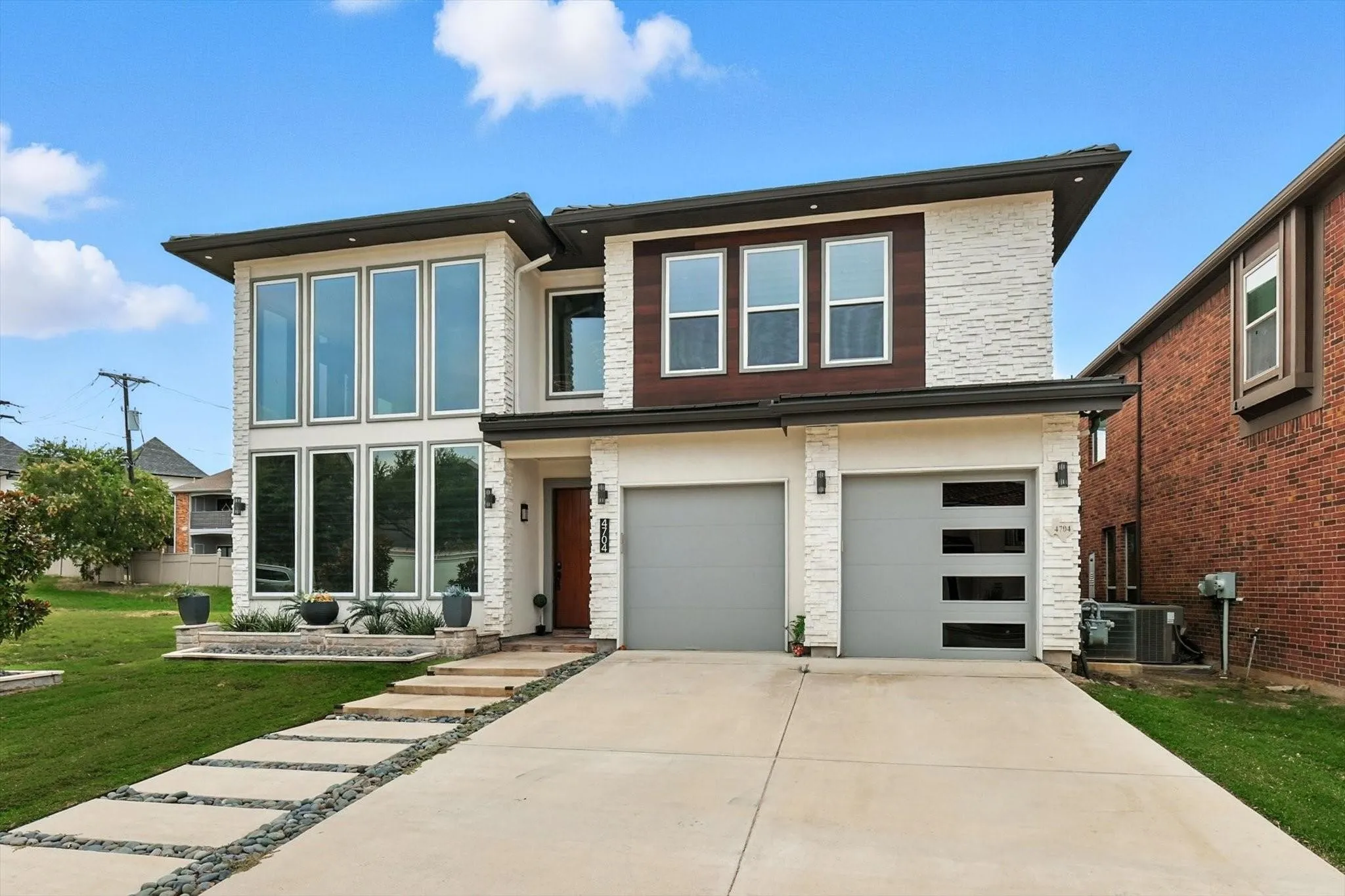 Single Family Residence For Sale in Dallas County , 4704 Almeria Court, Irving, Texas 75062, 5 Bedroom, 5 Bathroom, 2 Garage spaces, 4,050 Sqft, built in 2020, mls#21367500, Real Estate Agent in Irving, Homes For Sale in Dallas county, Homes For Sale in Irving, Realtor in Irving Texas, Real Estate Brokerage Independent Realty Texas, Luminita Cordes Realtor