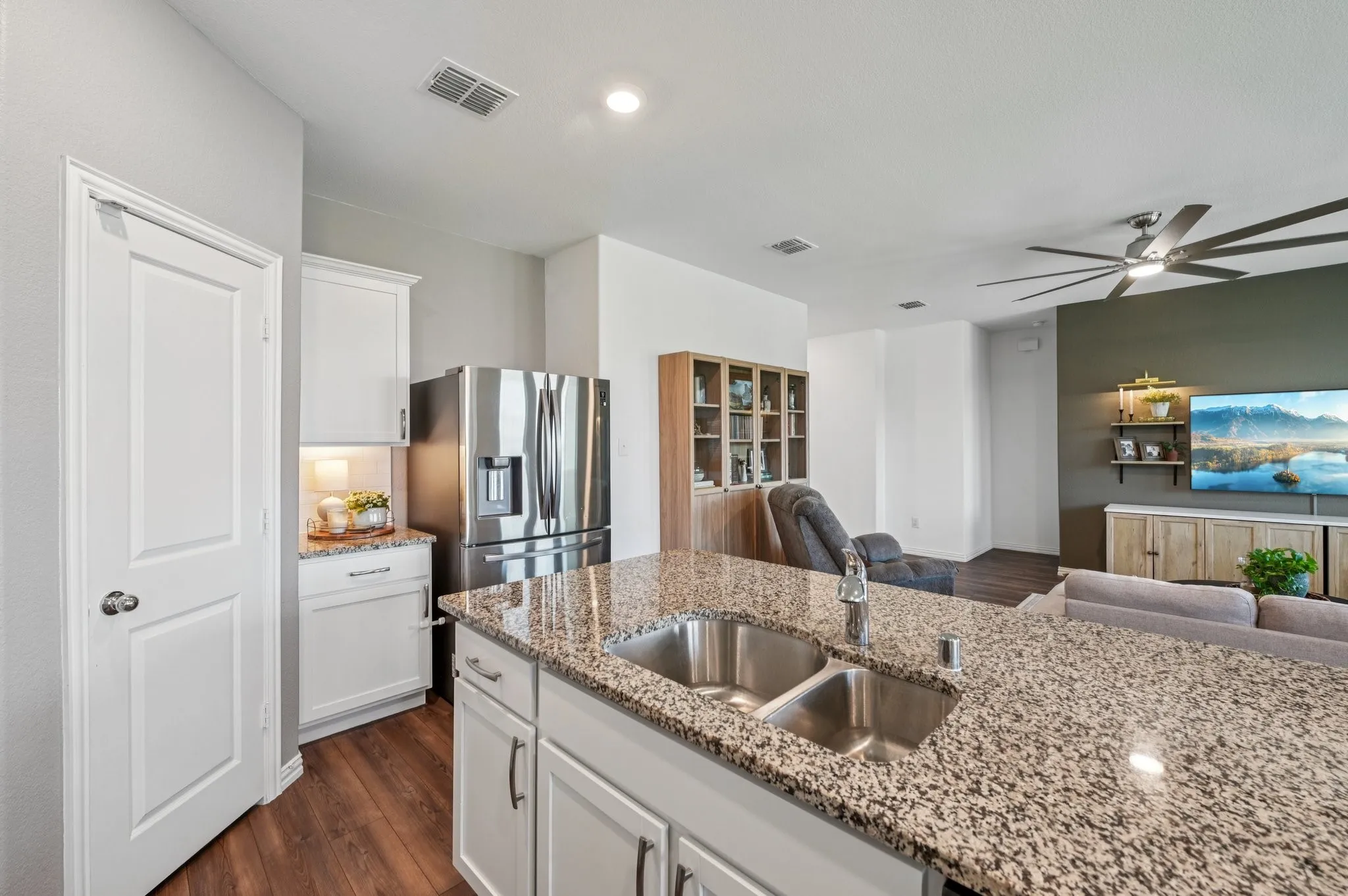 Single Family Residence For Rent in Denton County , 11600 Silver Queen Drive, Aubrey, Texas 76227, 4 Bedroom, 2 Bathroom, 2 Garage spaces, 1,838 Sqft, built in 2022, mls#21367510, Real Estate Agent in Aubrey, Homes For Rent in Denton county, Homes For Rent in Aubrey, Realtor in Aubrey Texas, Real Estate Brokerage Independent Realty Texas, Luminita Cordes Realtor
