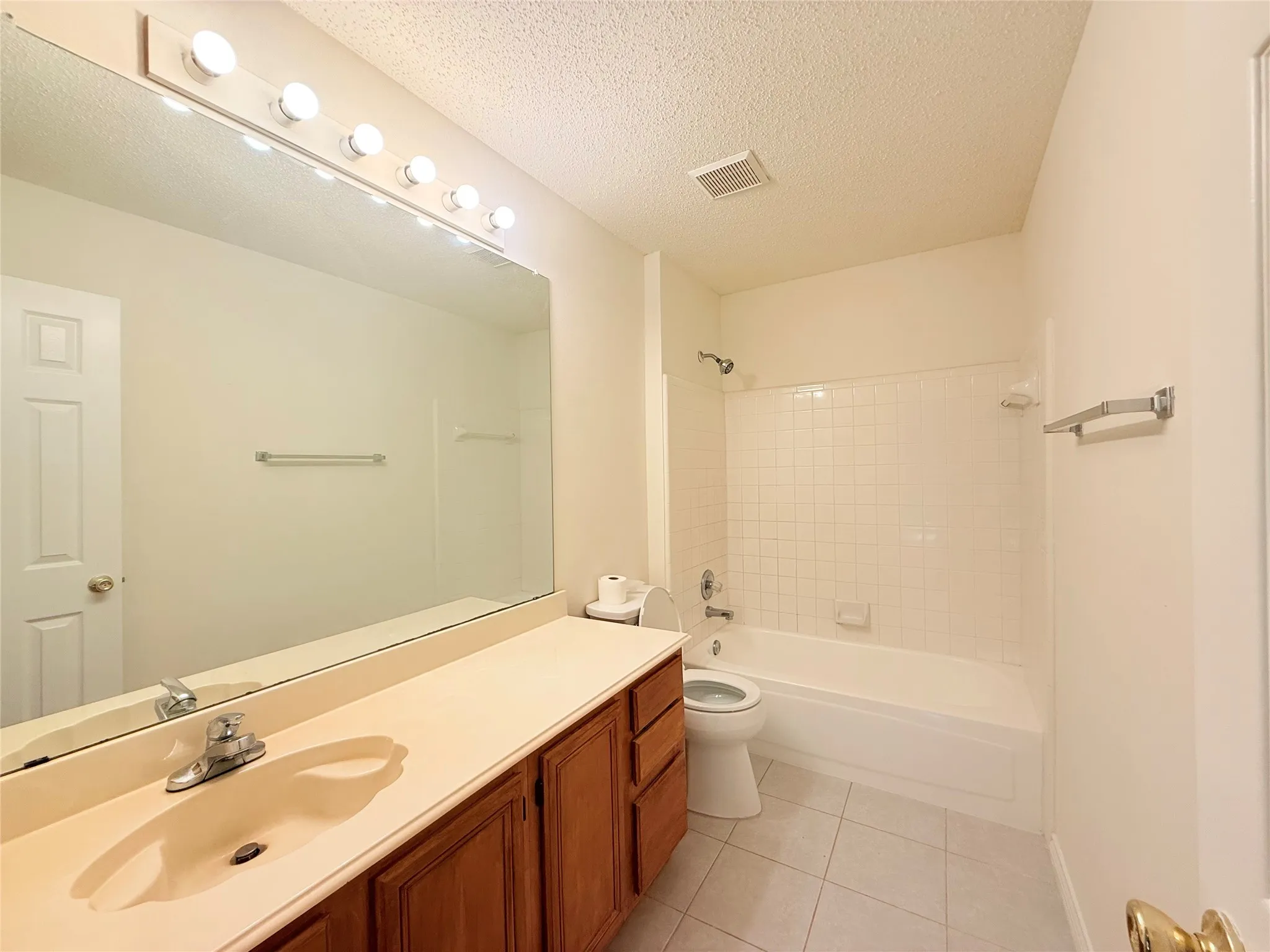 Single Family Residence For Rent in Tarrant County , 4512 Queenswood Drive, Grand Prairie, Texas 75052, 3 Bedroom, 2 Bathroom, 2 Garage spaces, 1,695 Sqft, built in 1991, mls#21358967, Real Estate Agent in Grand Prairie, Homes For Rent in Tarrant county, Homes For Rent in Grand Prairie, Realtor in Grand Prairie Texas, Real Estate Brokerage Independent Realty Texas, Luminita Cordes Realtor