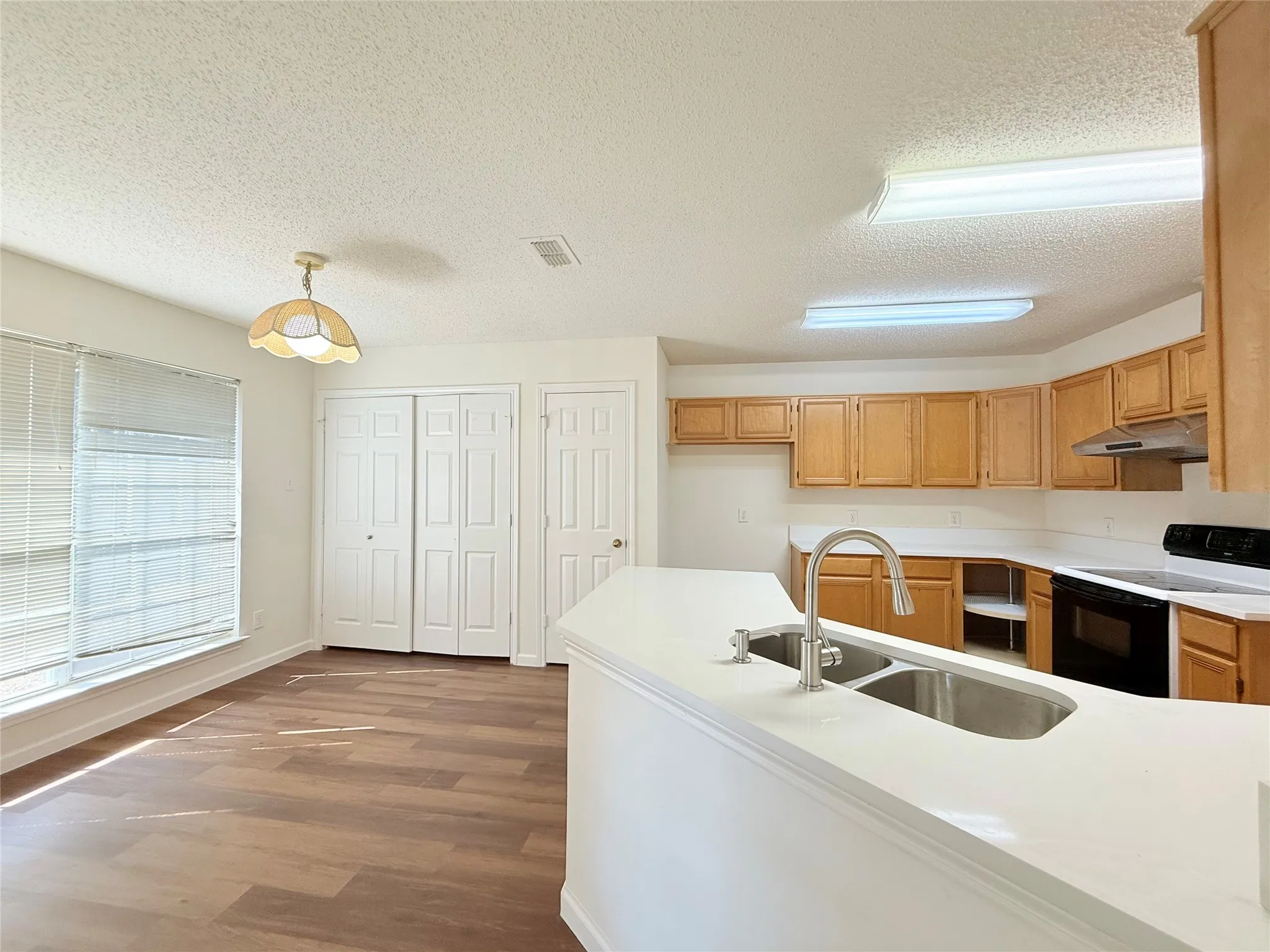 Single Family Residence For Rent in Tarrant County , 4512 Queenswood Drive, Grand Prairie, Texas 75052, 3 Bedroom, 2 Bathroom, 2 Garage spaces, 1,695 Sqft, built in 1991, mls#21358967, Real Estate Agent in Grand Prairie, Homes For Rent in Tarrant county, Homes For Rent in Grand Prairie, Realtor in Grand Prairie Texas, Real Estate Brokerage Independent Realty Texas, Luminita Cordes Realtor