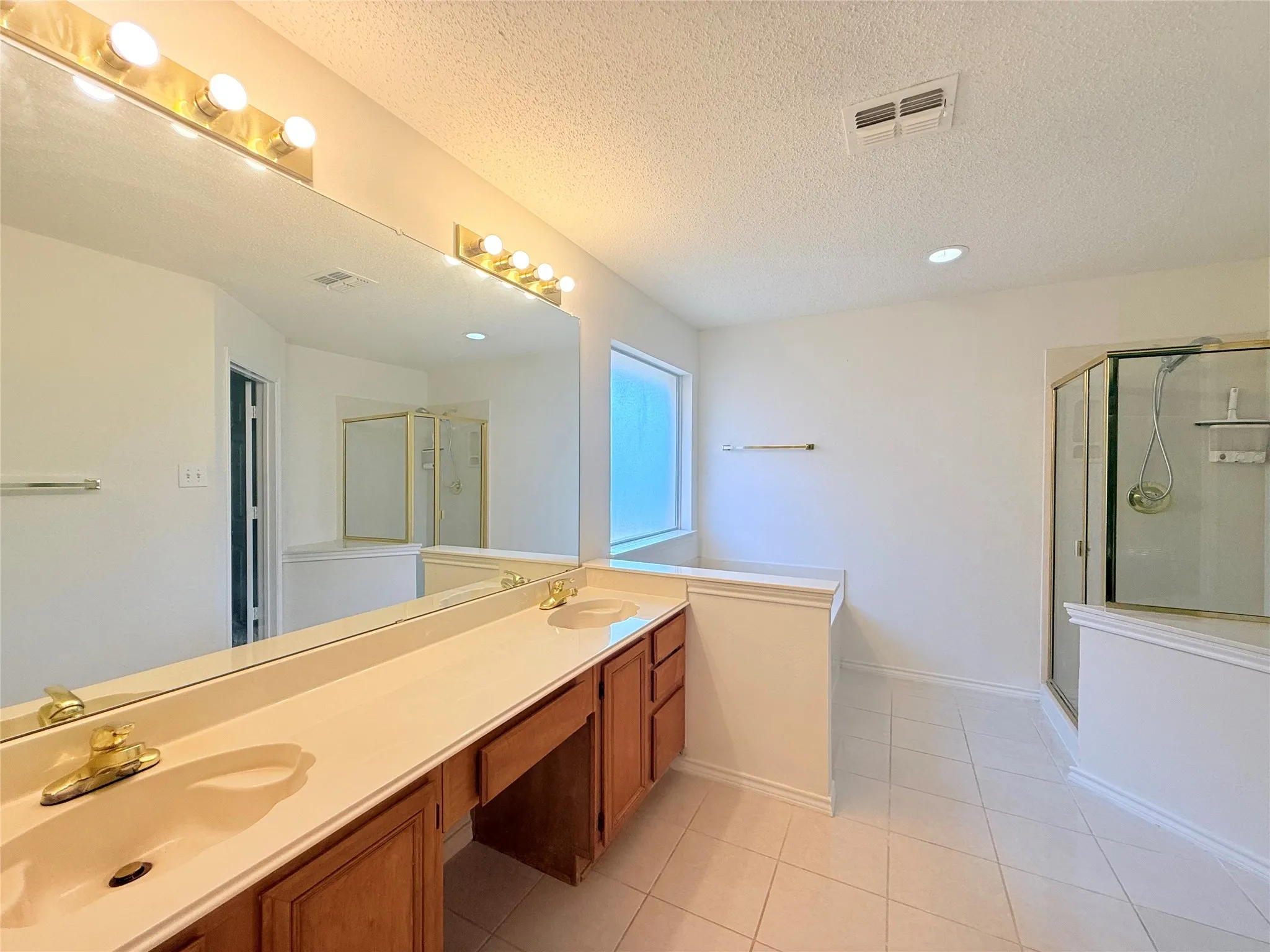 Single Family Residence For Rent in Tarrant County , 4512 Queenswood Drive, Grand Prairie, Texas 75052, 3 Bedroom, 2 Bathroom, 2 Garage spaces, 1,695 Sqft, built in 1991, mls#21358967, Real Estate Agent in Grand Prairie, Homes For Rent in Tarrant county, Homes For Rent in Grand Prairie, Realtor in Grand Prairie Texas, Real Estate Brokerage Independent Realty Texas, Luminita Cordes Realtor
