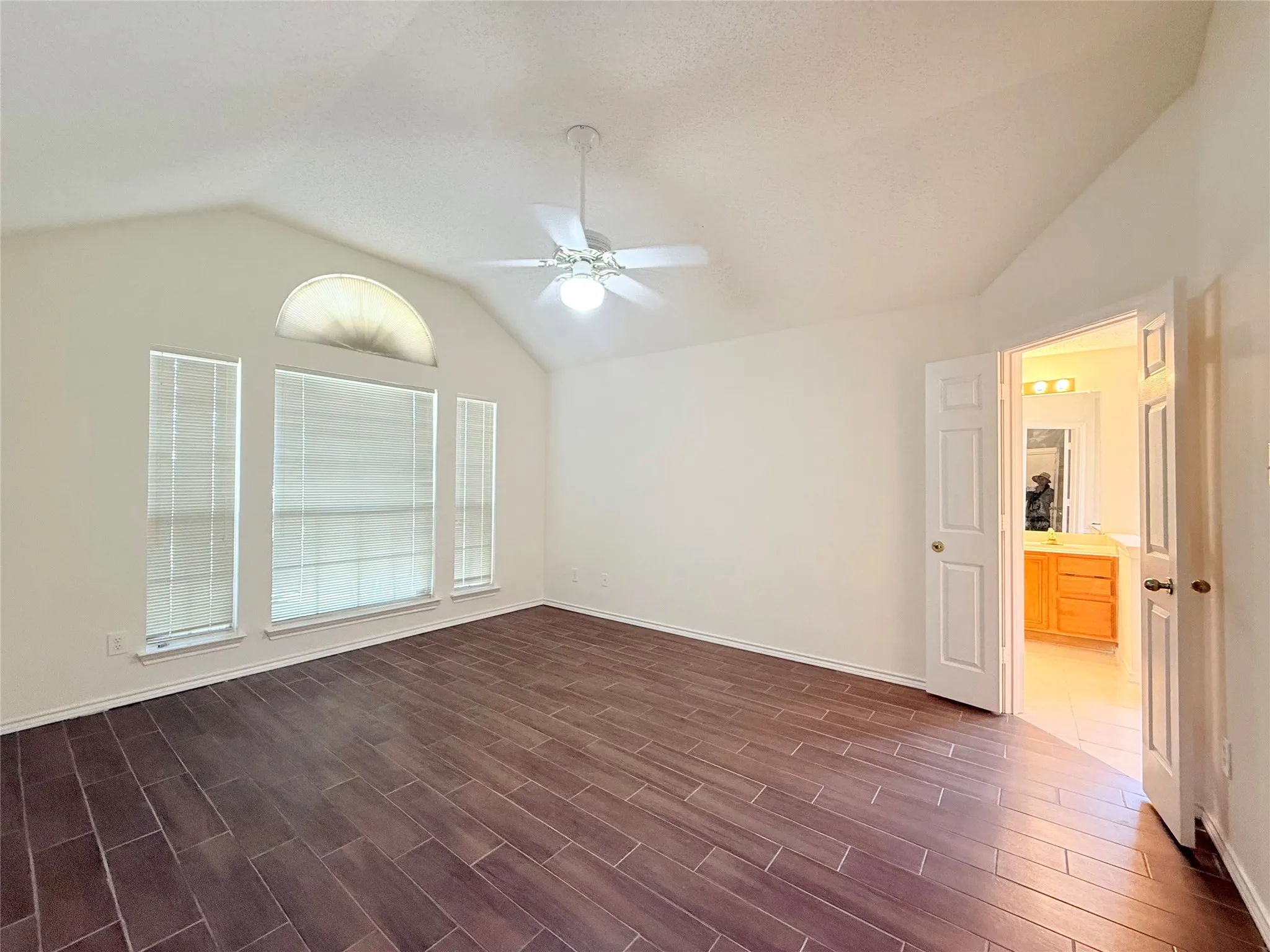 Single Family Residence For Rent in Tarrant County , 4512 Queenswood Drive, Grand Prairie, Texas 75052, 3 Bedroom, 2 Bathroom, 2 Garage spaces, 1,695 Sqft, built in 1991, mls#21358967, Real Estate Agent in Grand Prairie, Homes For Rent in Tarrant county, Homes For Rent in Grand Prairie, Realtor in Grand Prairie Texas, Real Estate Brokerage Independent Realty Texas, Luminita Cordes Realtor