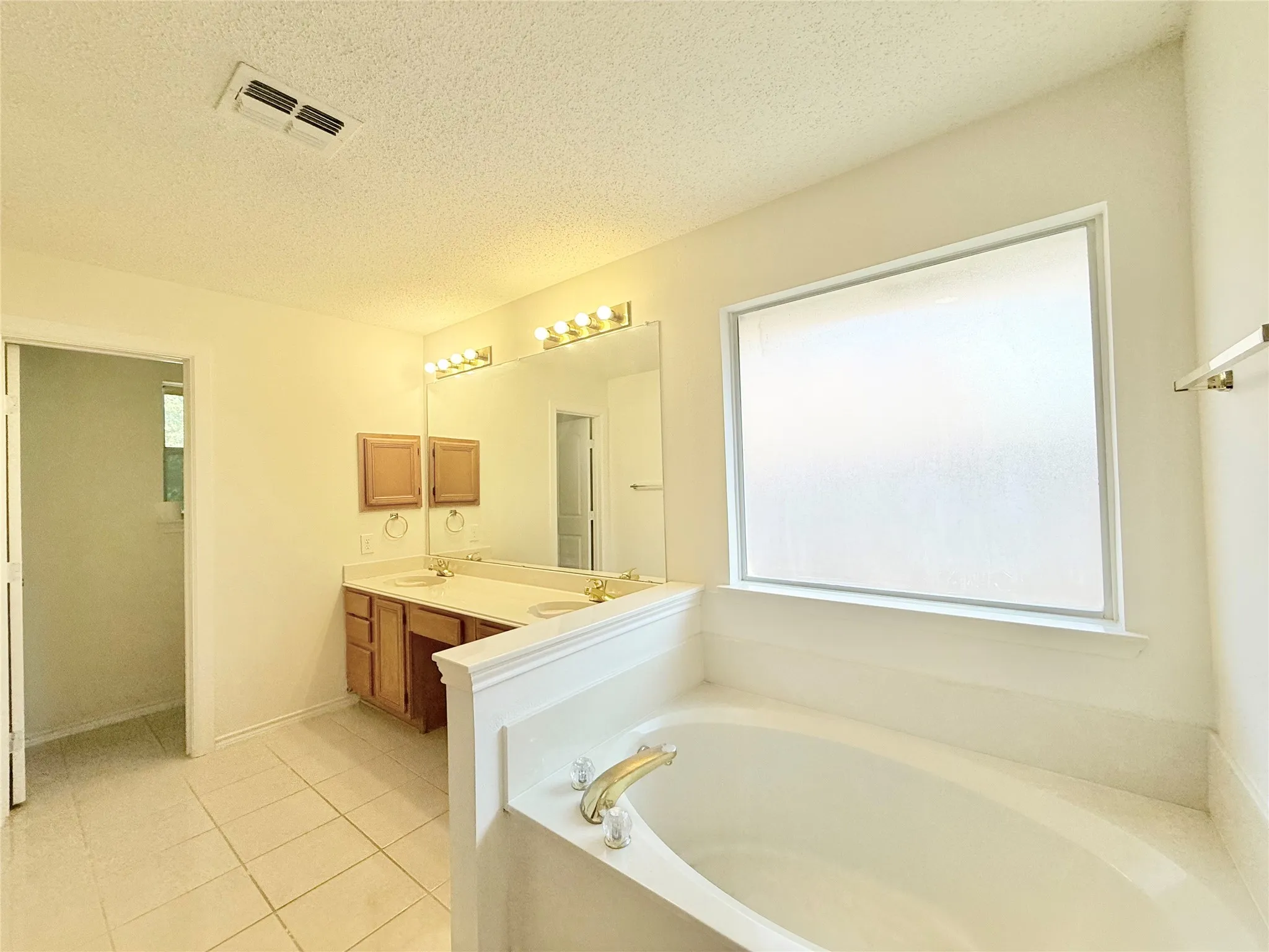 Single Family Residence For Rent in Tarrant County , 4512 Queenswood Drive, Grand Prairie, Texas 75052, 3 Bedroom, 2 Bathroom, 2 Garage spaces, 1,695 Sqft, built in 1991, mls#21358967, Real Estate Agent in Grand Prairie, Homes For Rent in Tarrant county, Homes For Rent in Grand Prairie, Realtor in Grand Prairie Texas, Real Estate Brokerage Independent Realty Texas, Luminita Cordes Realtor