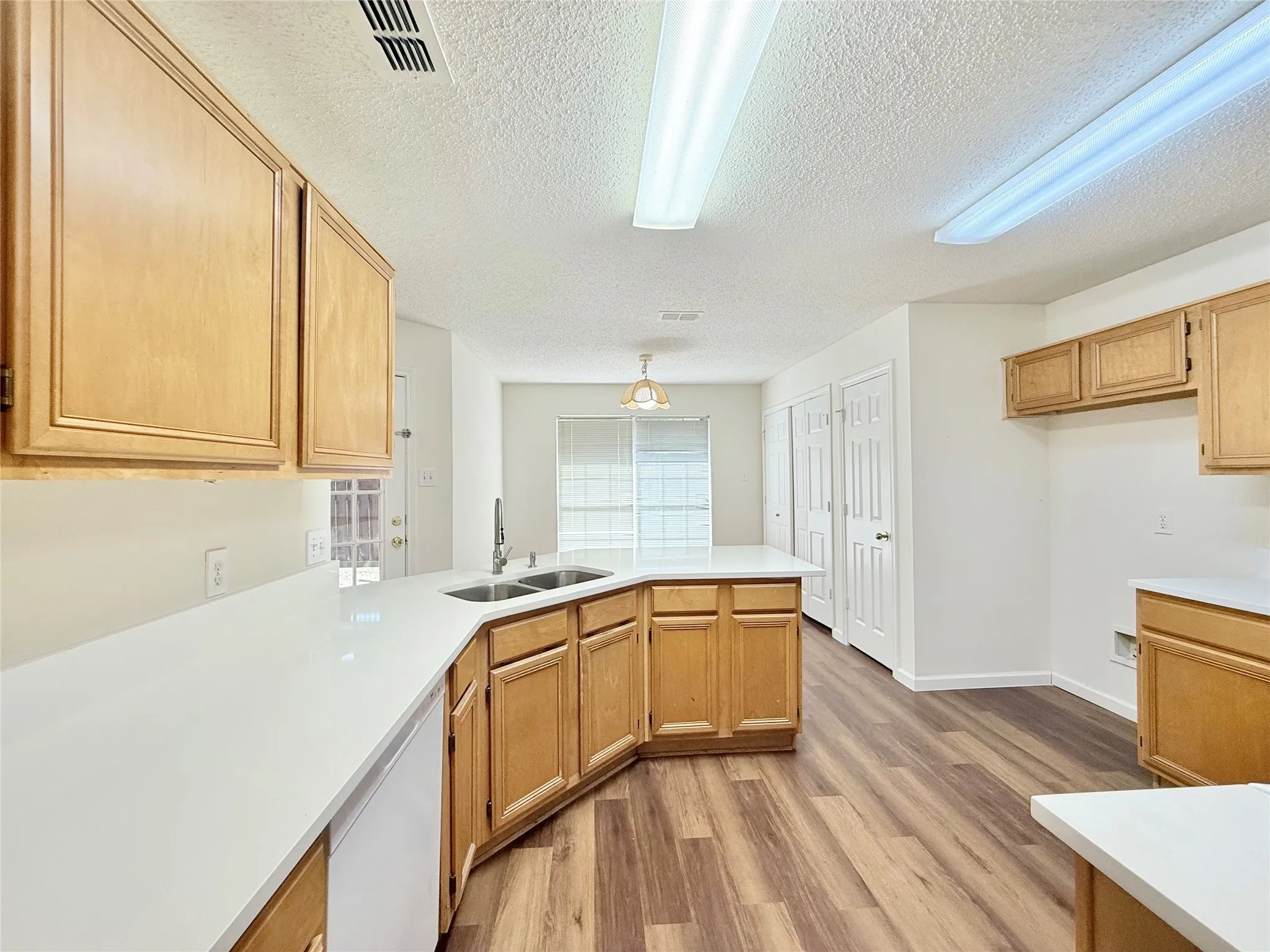 Single Family Residence For Rent in Tarrant County , 4512 Queenswood Drive, Grand Prairie, Texas 75052, 3 Bedroom, 2 Bathroom, 2 Garage spaces, 1,695 Sqft, built in 1991, mls#21358967, Real Estate Agent in Grand Prairie, Homes For Rent in Tarrant county, Homes For Rent in Grand Prairie, Realtor in Grand Prairie Texas, Real Estate Brokerage Independent Realty Texas, Luminita Cordes Realtor