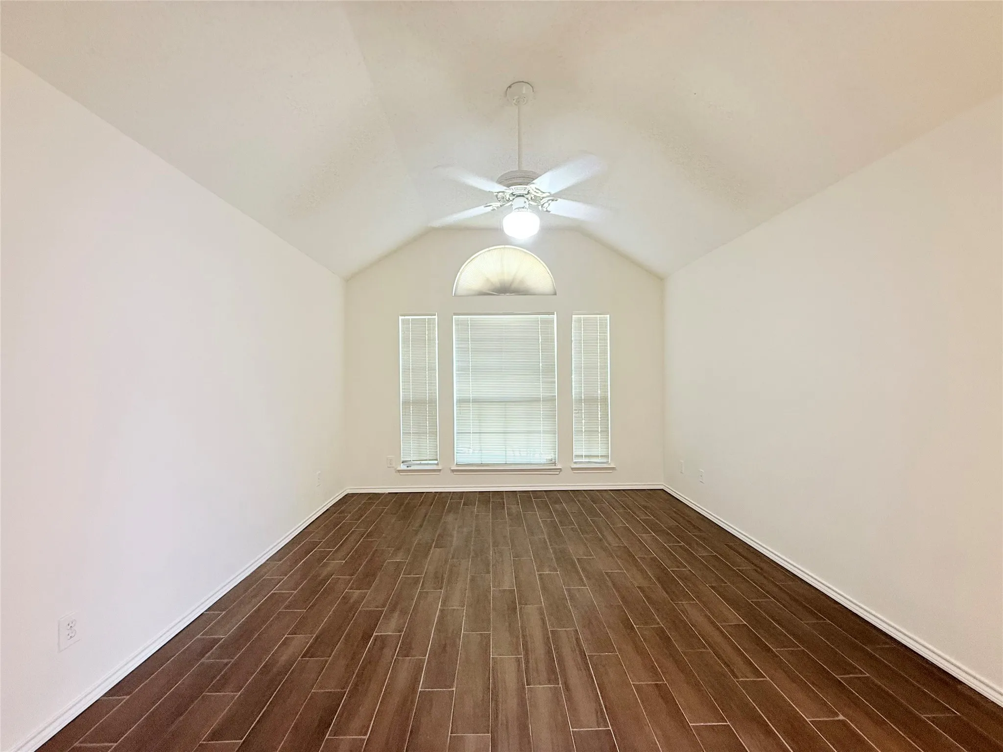 Single Family Residence For Rent in Tarrant County , 4512 Queenswood Drive, Grand Prairie, Texas 75052, 3 Bedroom, 2 Bathroom, 2 Garage spaces, 1,695 Sqft, built in 1991, mls#21358967, Real Estate Agent in Grand Prairie, Homes For Rent in Tarrant county, Homes For Rent in Grand Prairie, Realtor in Grand Prairie Texas, Real Estate Brokerage Independent Realty Texas, Luminita Cordes Realtor