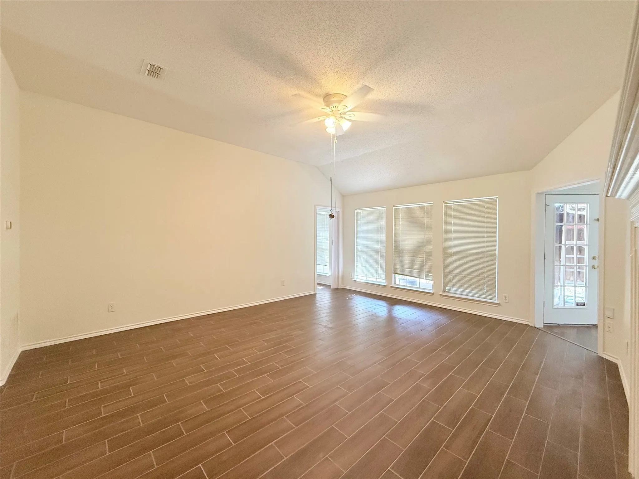 Single Family Residence For Rent in Tarrant County , 4512 Queenswood Drive, Grand Prairie, Texas 75052, 3 Bedroom, 2 Bathroom, 2 Garage spaces, 1,695 Sqft, built in 1991, mls#21358967, Real Estate Agent in Grand Prairie, Homes For Rent in Tarrant county, Homes For Rent in Grand Prairie, Realtor in Grand Prairie Texas, Real Estate Brokerage Independent Realty Texas, Luminita Cordes Realtor