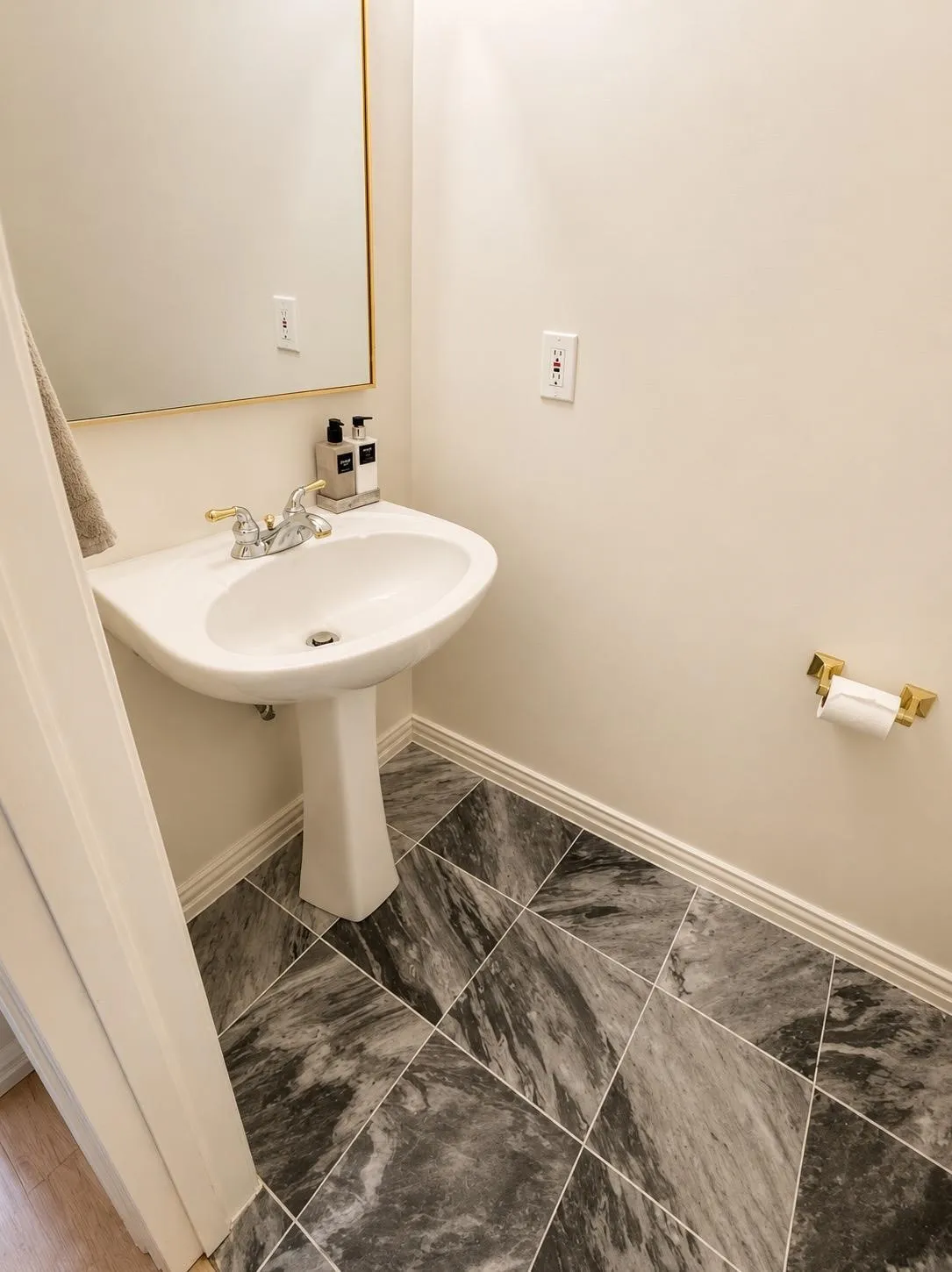 Single Family Residence For Rent in Collin County , 18283 Meandering Way, Dallas, Texas 75252, 3 Bedroom, 3 Bathroom, 2 Garage spaces, 2,564 Sqft, built in 1996, mls#21367346, Real Estate Agent in Dallas, Homes For Rent in Collin county, Homes For Rent in Dallas, Realtor in Dallas Texas, Real Estate Brokerage Independent Realty Texas, Luminita Cordes Realtor