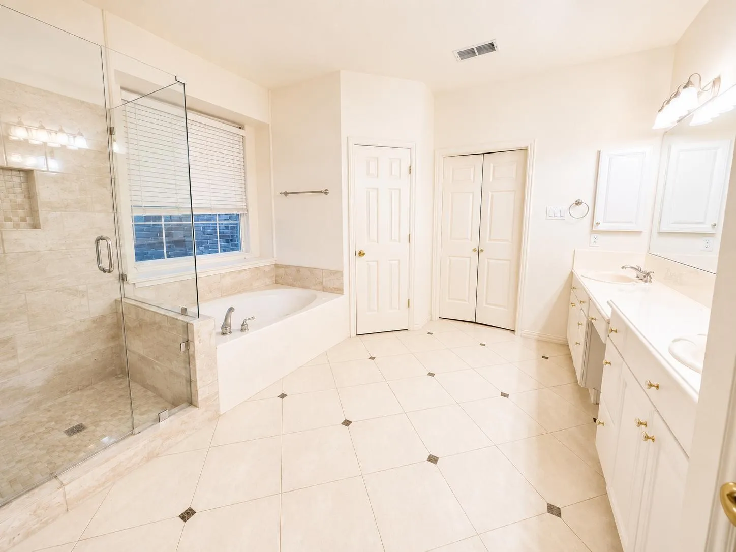 Single Family Residence For Rent in Collin County , 18283 Meandering Way, Dallas, Texas 75252, 3 Bedroom, 3 Bathroom, 2 Garage spaces, 2,564 Sqft, built in 1996, mls#21367346, Real Estate Agent in Dallas, Homes For Rent in Collin county, Homes For Rent in Dallas, Realtor in Dallas Texas, Real Estate Brokerage Independent Realty Texas, Luminita Cordes Realtor