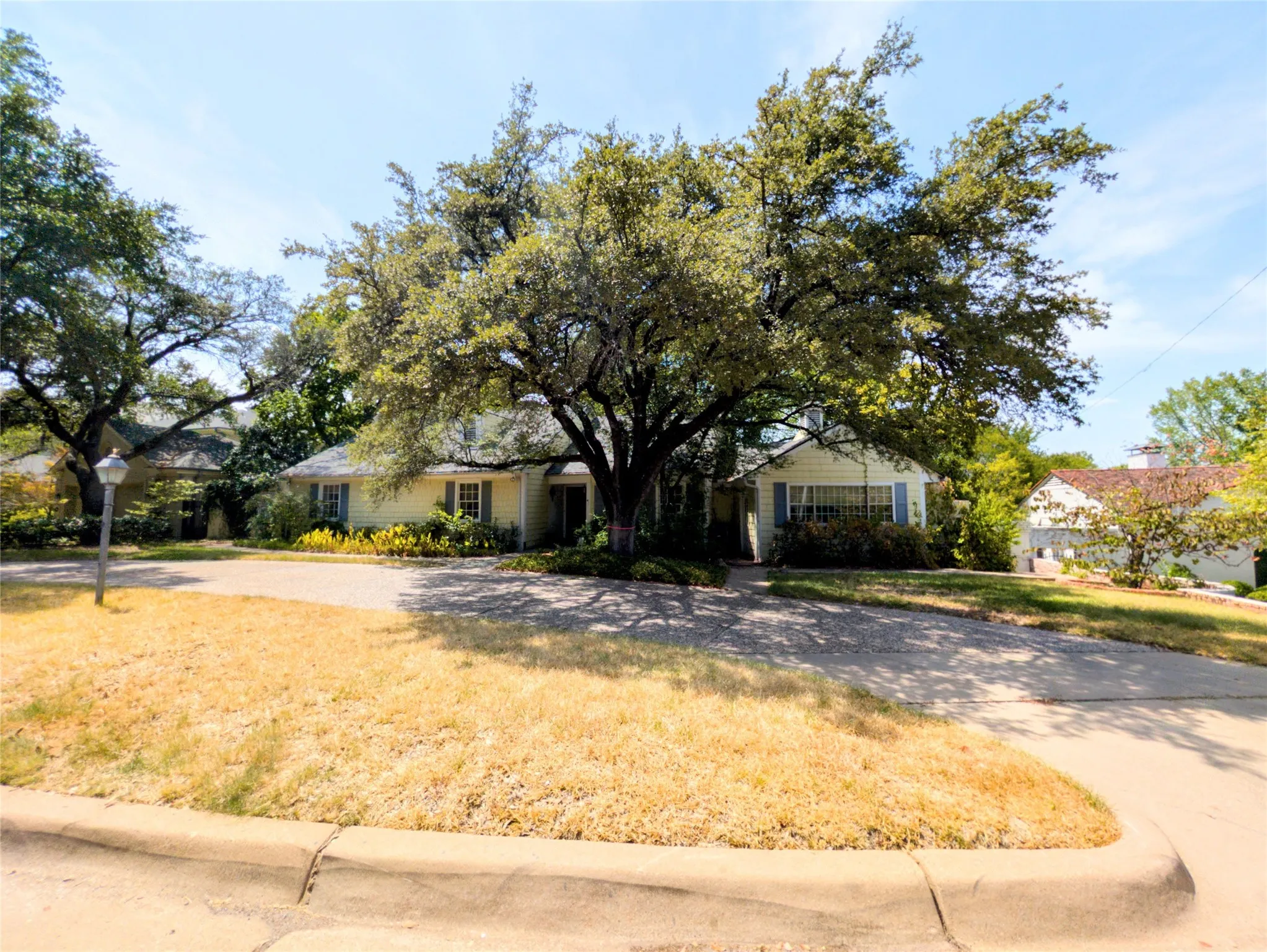 Single Family Residence For Sale in Tarrant County , 215 N Rivercrest Drive, Fort Worth, Texas 76107, 4 Bedroom, 4 Bathroom, Garage spaces, 3,811 Sqft, built in 1939, mls#21367491, Real Estate Agent in Fort Worth, Homes For Sale in Tarrant county, Homes For Sale in Fort Worth, Realtor in Fort Worth Texas, Real Estate Brokerage Independent Realty Texas, Luminita Cordes Realtor