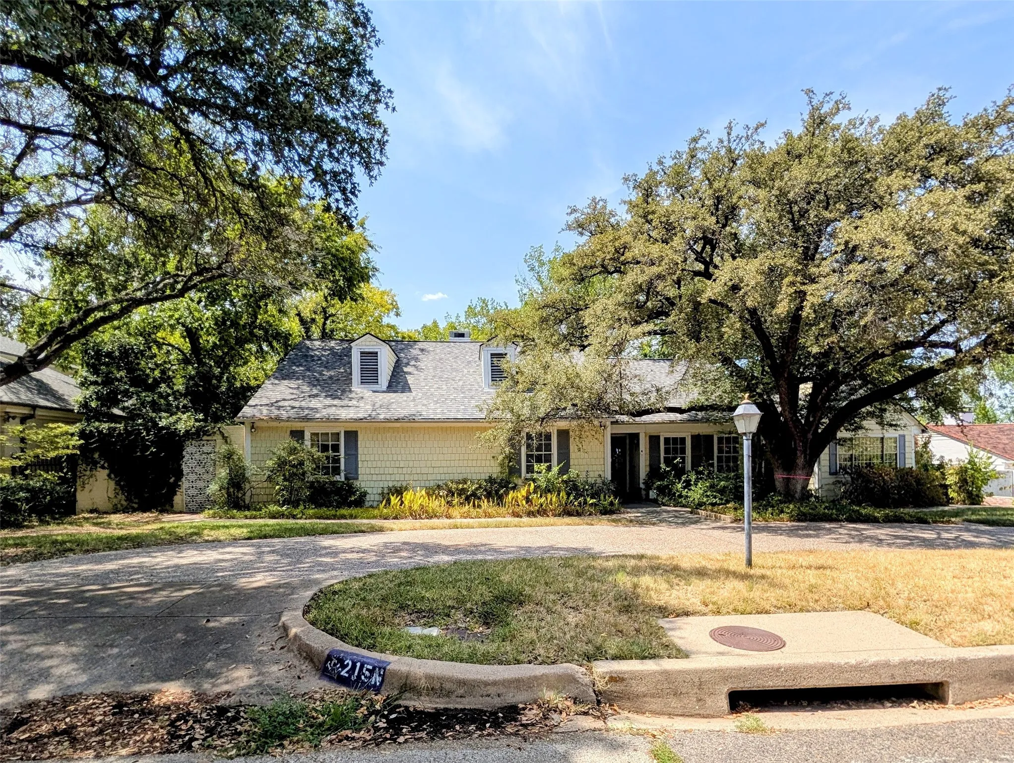 Single Family Residence For Sale in Tarrant County , 215 N Rivercrest Drive, Fort Worth, Texas 76107, 4 Bedroom, 4 Bathroom, Garage spaces, 3,811 Sqft, built in 1939, mls#21367491, Real Estate Agent in Fort Worth, Homes For Sale in Tarrant county, Homes For Sale in Fort Worth, Realtor in Fort Worth Texas, Real Estate Brokerage Independent Realty Texas, Luminita Cordes Realtor
