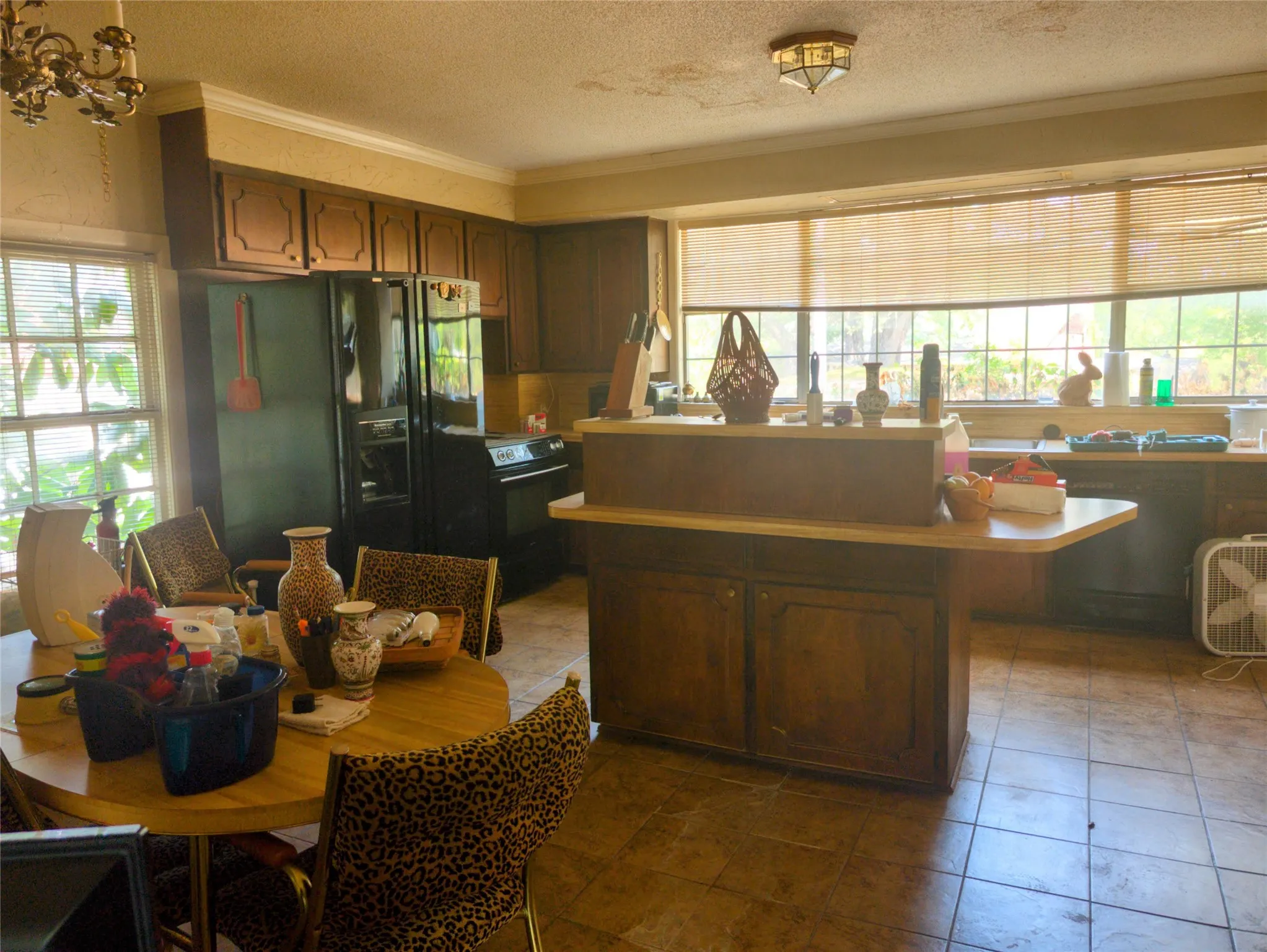 Single Family Residence For Sale in Tarrant County , 215 N Rivercrest Drive, Fort Worth, Texas 76107, 4 Bedroom, 4 Bathroom, Garage spaces, 3,811 Sqft, built in 1939, mls#21367491, Real Estate Agent in Fort Worth, Homes For Sale in Tarrant county, Homes For Sale in Fort Worth, Realtor in Fort Worth Texas, Real Estate Brokerage Independent Realty Texas, Luminita Cordes Realtor