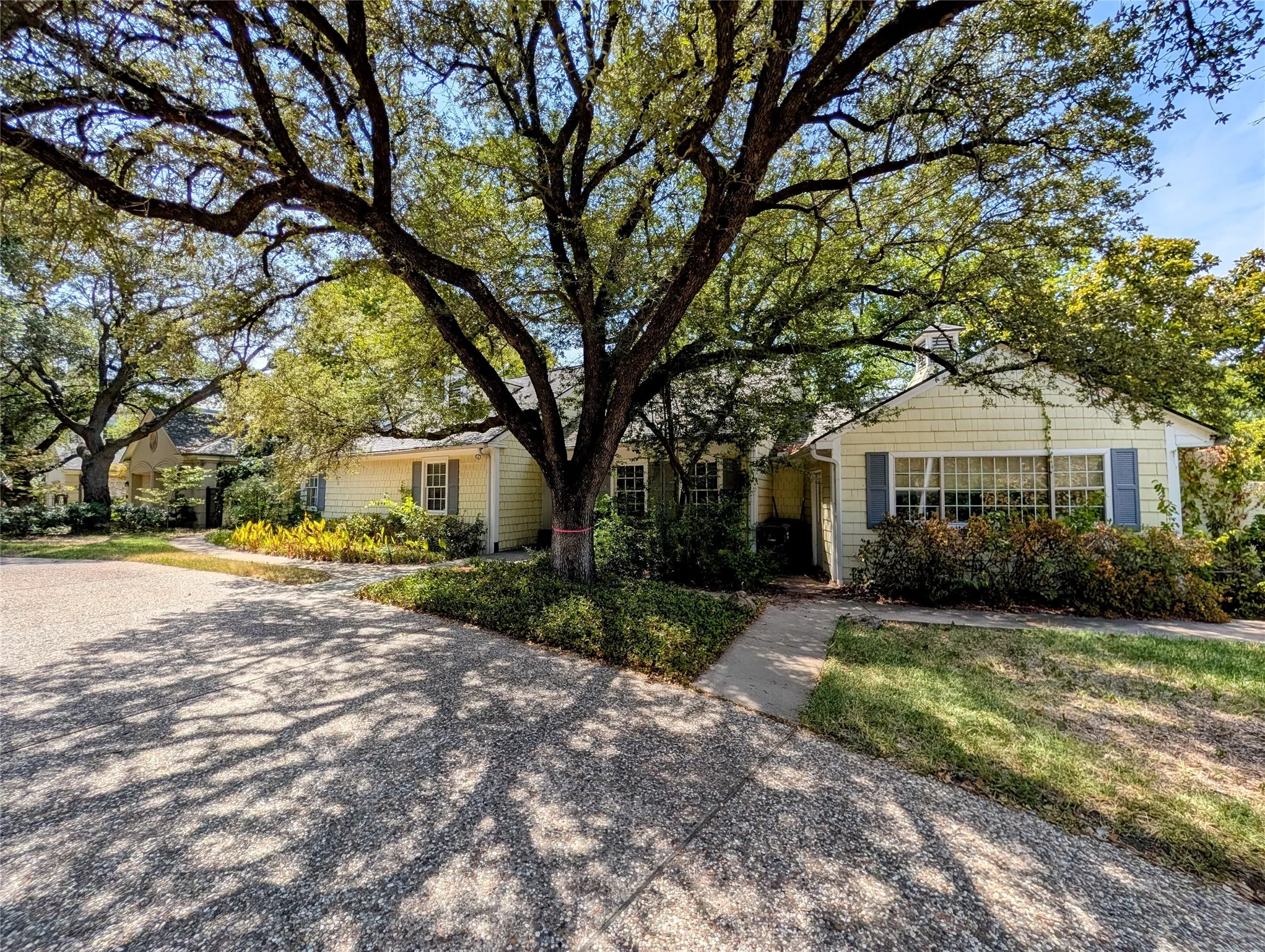 Single Family Residence For Sale in Tarrant County , 215 N Rivercrest Drive, Fort Worth, Texas 76107, 4 Bedroom, 4 Bathroom, Garage spaces, 3,811 Sqft, built in 1939, mls#21367491, Real Estate Agent in Fort Worth, Homes For Sale in Tarrant county, Homes For Sale in Fort Worth, Realtor in Fort Worth Texas, Real Estate Brokerage Independent Realty Texas, Luminita Cordes Realtor