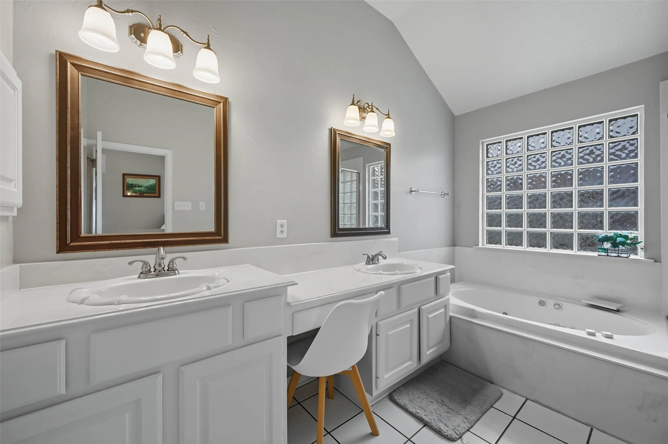 Single Family Residence For Rent in Denton County , 2208 Cheshire Drive, Flower Mound, Texas 75028, 5 Bedroom, 3 Bathroom, 2 Garage spaces, 2,884 Sqft, built in 1997, mls#21362200, Real Estate Agent in Flower Mound, Homes For Rent in Denton county, Homes For Rent in Flower Mound, Realtor in Flower Mound Texas, Real Estate Brokerage Independent Realty Texas, Luminita Cordes Realtor
