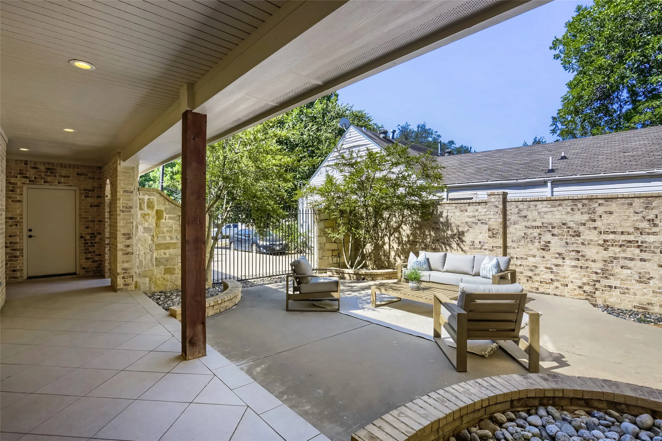 Single Family Residence For Sale in Dallas County , 6335 Vanderbilt Avenue, Dallas, Texas 75214, 3 Bedroom, 3 Bathroom, 2 Garage spaces, 2,324 Sqft, built in 2008, mls#21367516, Real Estate Agent in Dallas, Homes For Sale in Dallas county, Homes For Sale in Dallas, Realtor in Dallas Texas, Real Estate Brokerage Independent Realty Texas, Luminita Cordes Realtor