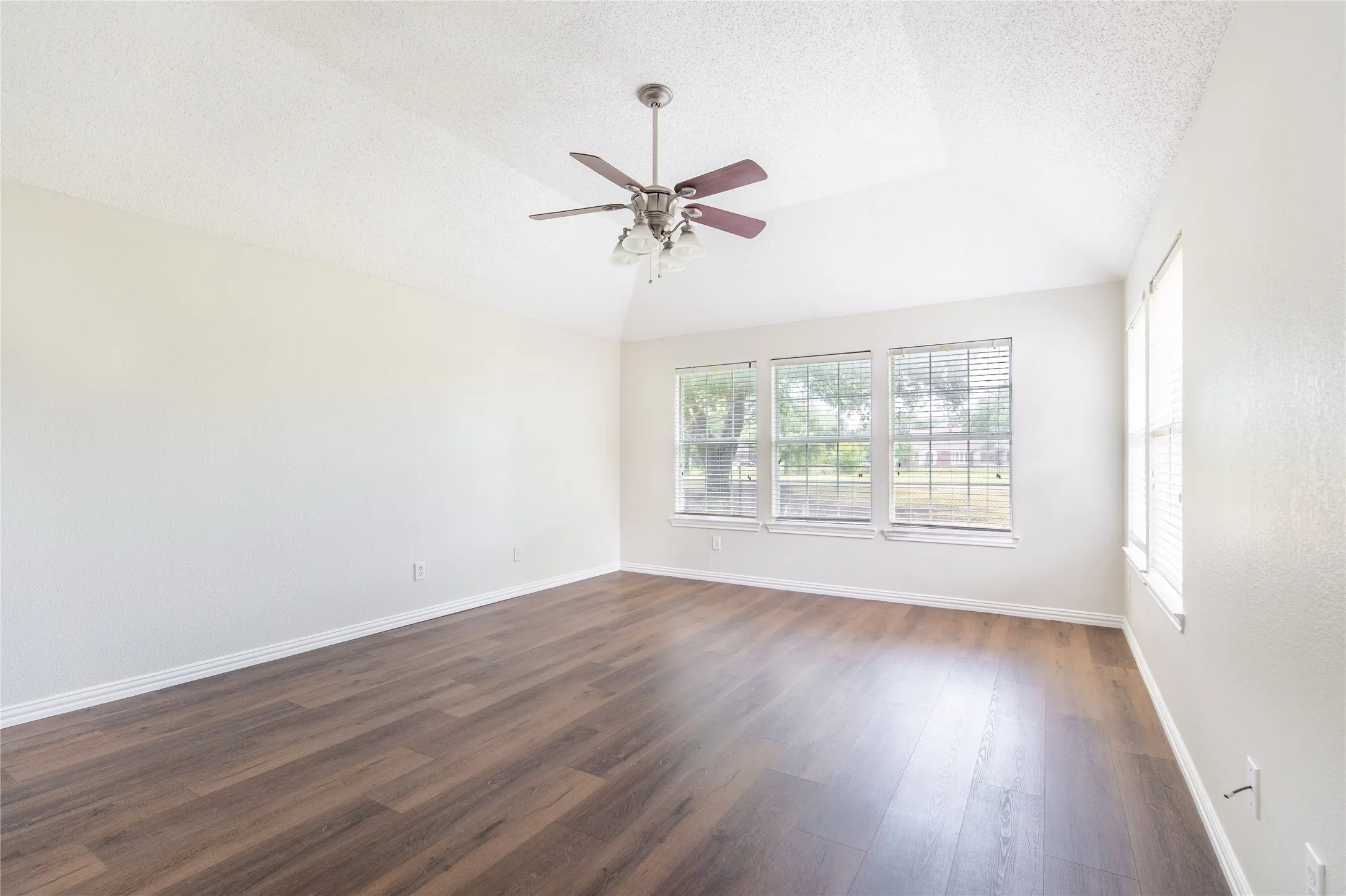 Single Family Residence For Rent in Collin County , 11301 New Orleans Drive, Frisco, Texas 75035, 4 Bedroom, 2 Bathroom, 2 Garage spaces, 2,157 Sqft, built in 1995, mls#21349945, Real Estate Agent in Frisco, Homes For Rent in Collin county, Homes For Rent in Frisco, Realtor in Frisco Texas, Real Estate Brokerage Independent Realty Texas, Luminita Cordes Realtor
