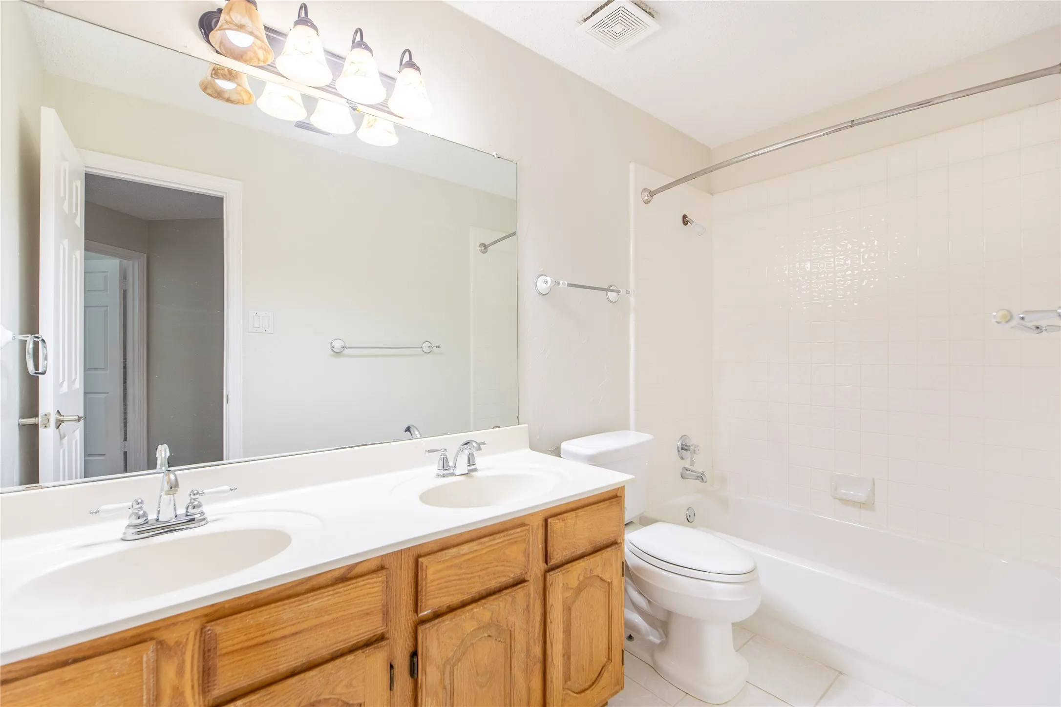Single Family Residence For Rent in Collin County , 11301 New Orleans Drive, Frisco, Texas 75035, 4 Bedroom, 2 Bathroom, 2 Garage spaces, 2,157 Sqft, built in 1995, mls#21349945, Real Estate Agent in Frisco, Homes For Rent in Collin county, Homes For Rent in Frisco, Realtor in Frisco Texas, Real Estate Brokerage Independent Realty Texas, Luminita Cordes Realtor